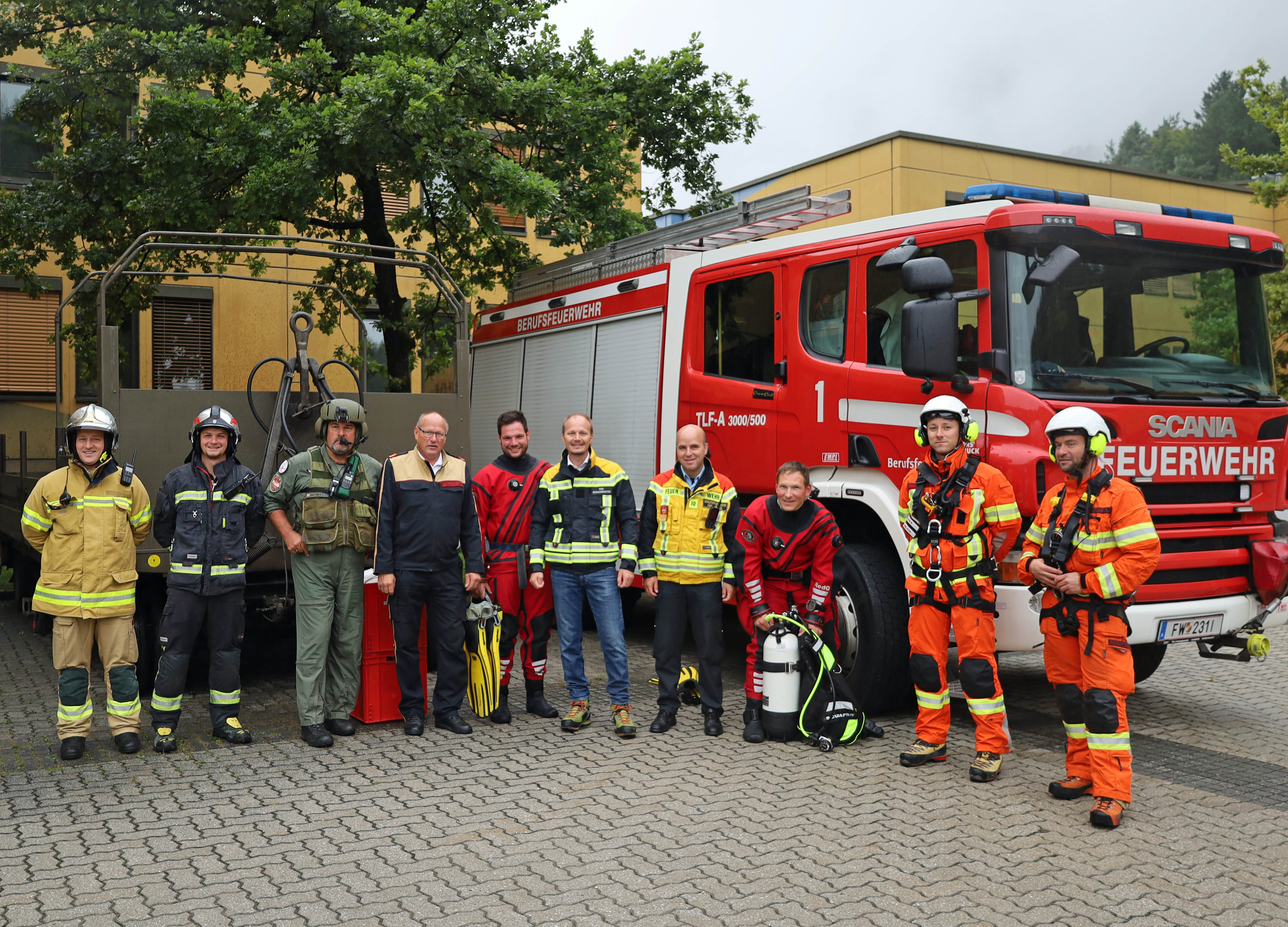 Geballte Einsatzkraft: Vizebürgermeister Johannes Anzengruber (5.v.r), Feuerwehr-Bezirkskommandant Gerhard Mayregger (4.v.l.) und Einsatzleiter Marcus Wimmer (Berufsfeuerwehr, 4.v.r.) mit Einsatzkräften der Feuerwehr und des Bundesheers bei der KAT-Übung in der Standschützenkaserne.