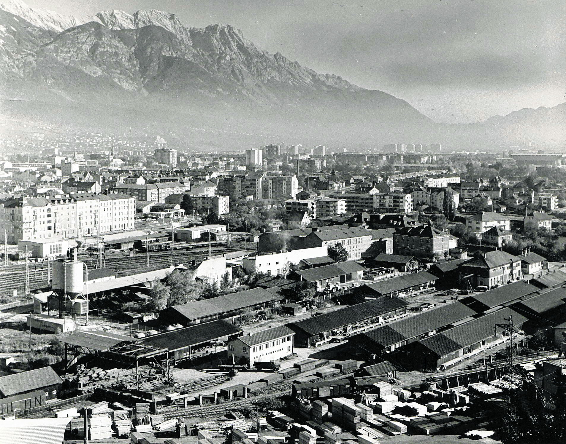 Westbahnhof mit Fabriksgebäuden im Vordergrund, o. D.