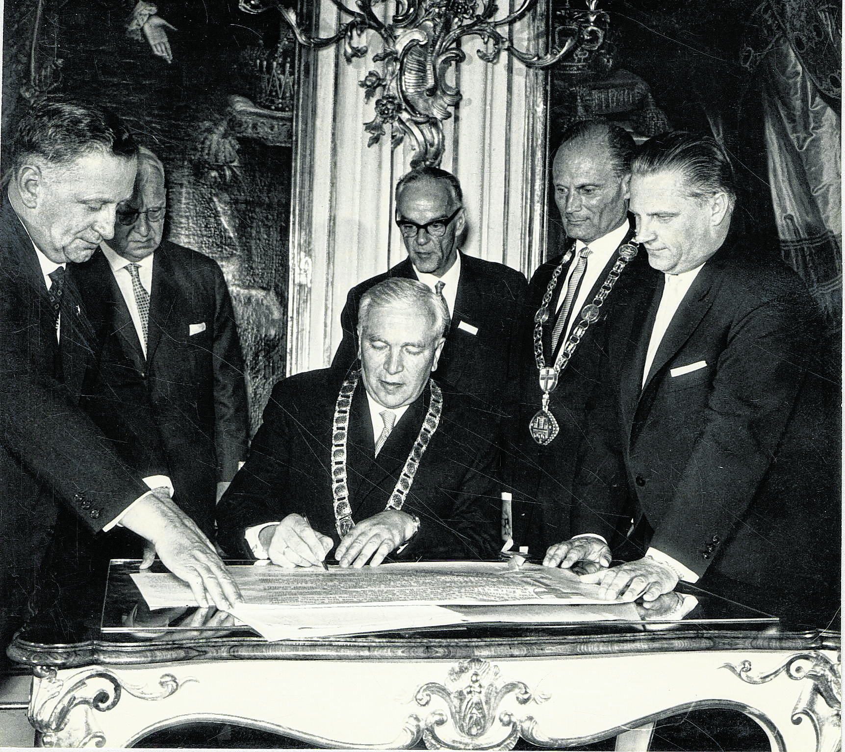 Alois Lugger unterzeichnet am 6. Juli 1963 die Partnerschaftsurkunde mit Freiburg