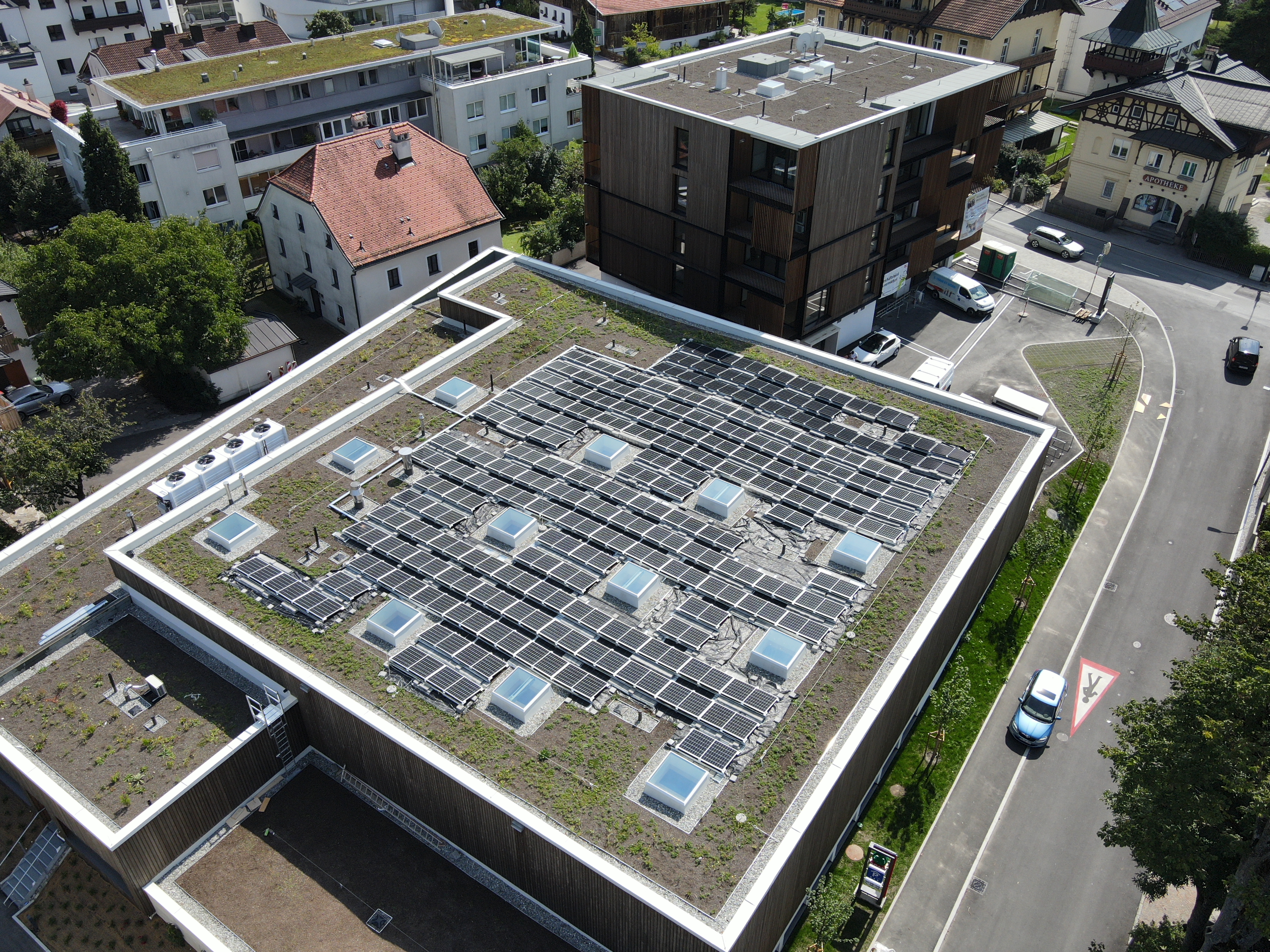 Auf dem von der IIG kürzlich fertiggestellten Gebäude des Lebensmittelmarktes am Widumweg in Igls befindet sich ebenso ein PV-Anlage.