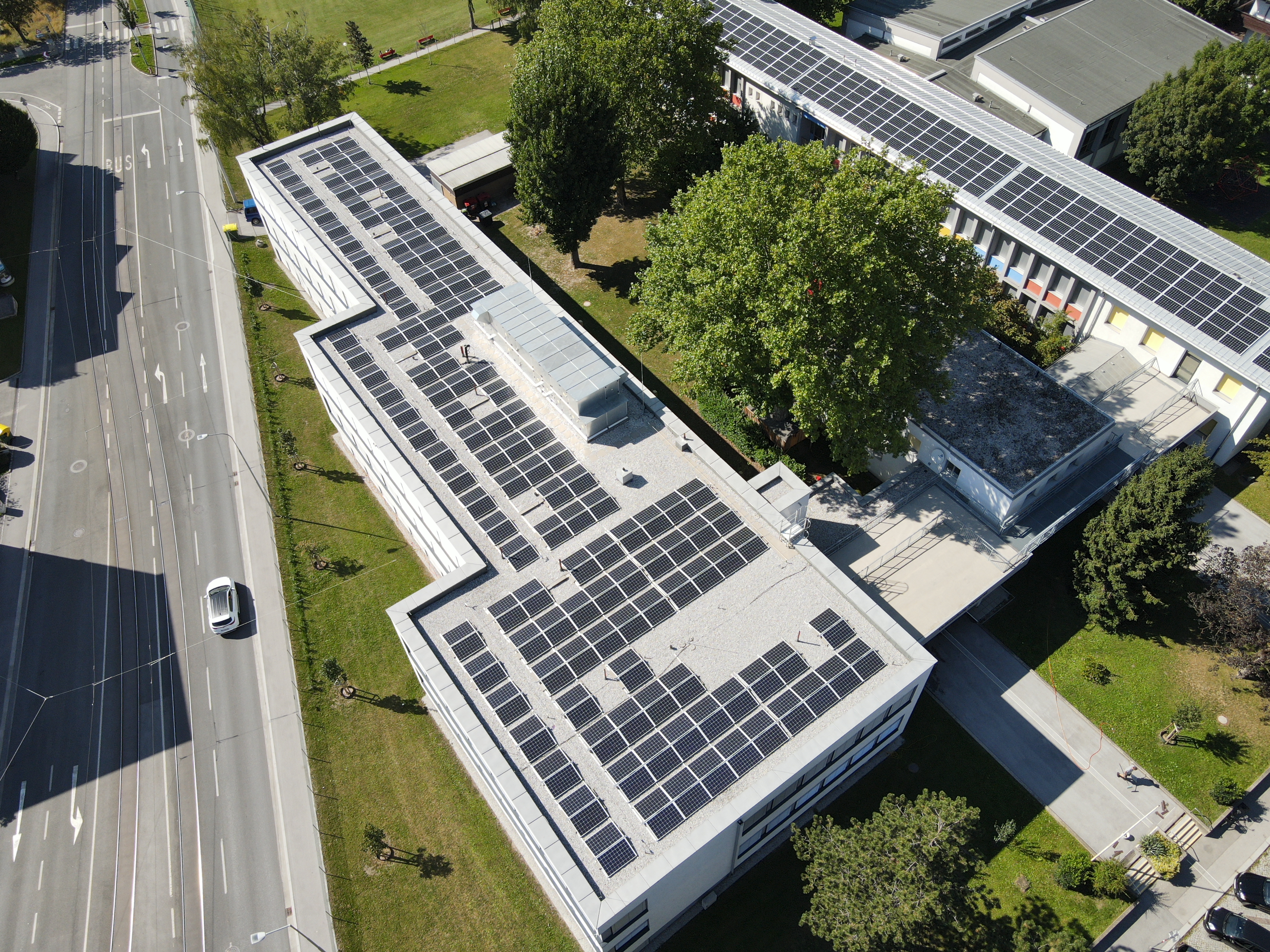 Auch Bildungseinrichtungen werden mit Sonnenenergie versorgt, wie hier auf dem Dach der VS Neuarzl.