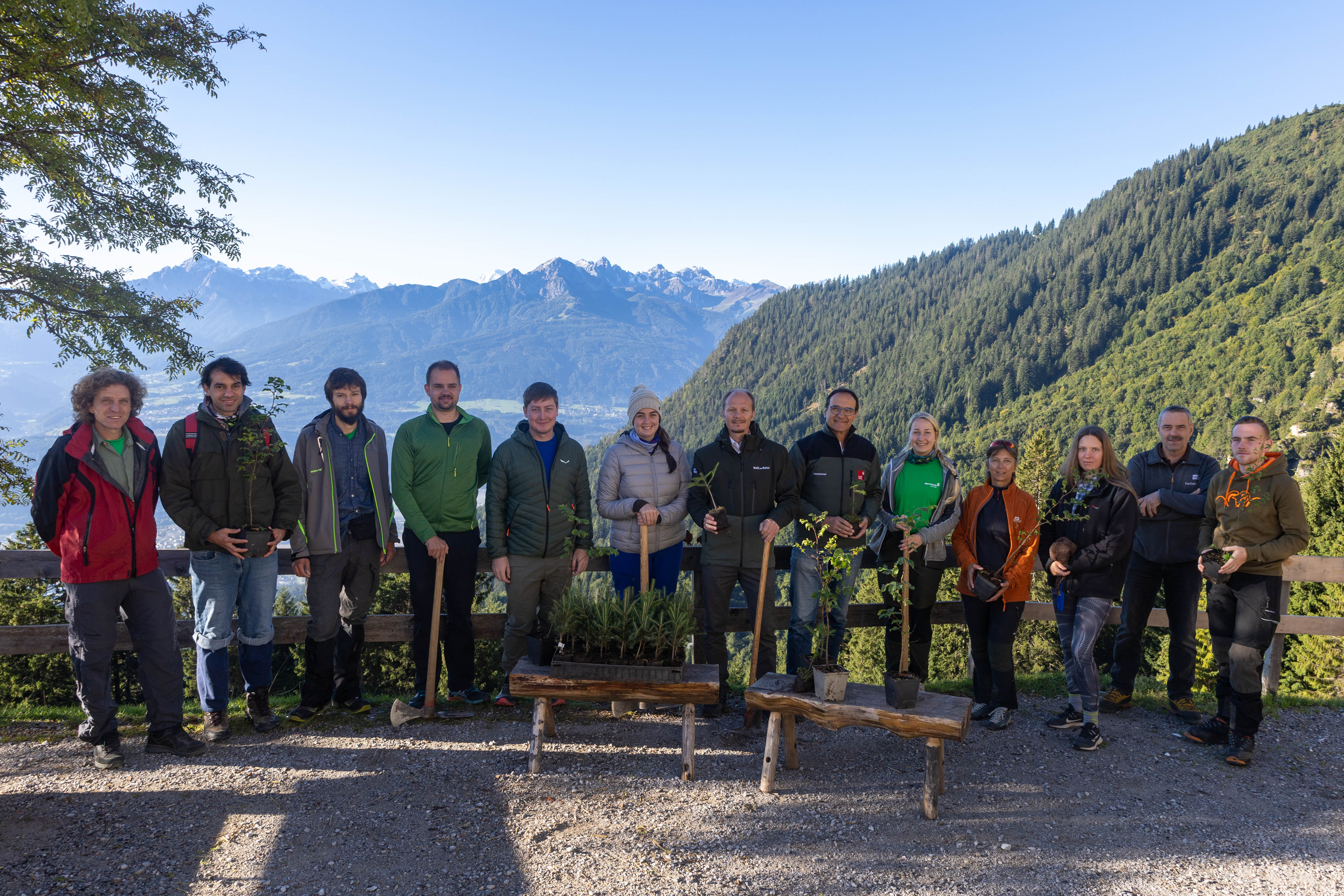 Vizebürgermeister Johannes Anzengruber (7. v. r.), Kurt Ziegner (Tiroler Landesforstdienst und Präsident Tiroler Forstverein, 6. v. r.), Maria Probst (5. v. r., Tiroler Landesforstdienst), Projektleiter Roland Noichl (Tiroler Landesforstdienst, l.), die beiden städtischen Waldaufseher Andreas Hell (2. v. r.) und Johannes Jennewein (r.) sowie die Freiwilligen beim diesjährigen Bergwaldprojekt nahe der Höttinger Alm