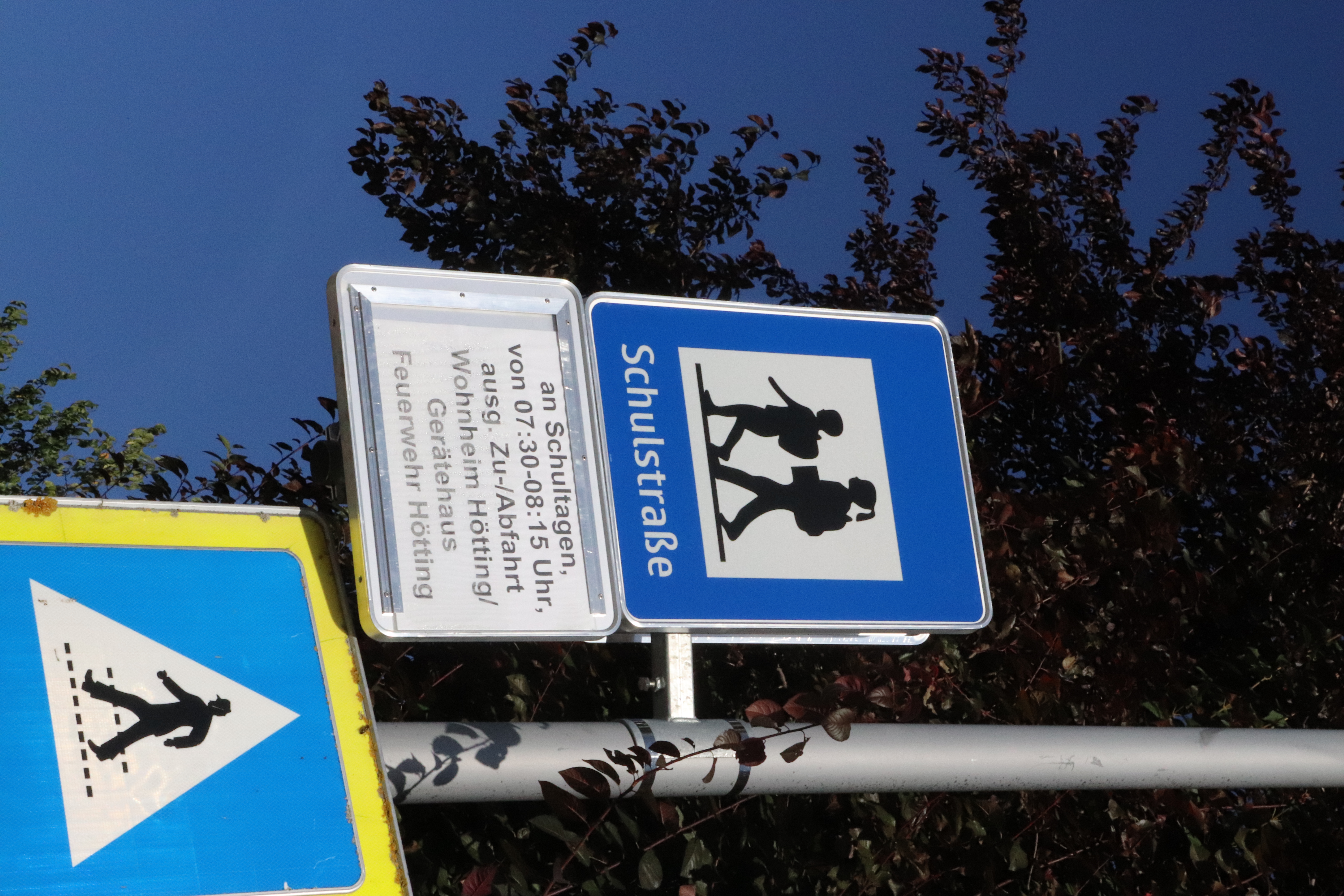 Ausgenommen vom Fahrverbot sind Zufahrten zum Gerätehaus der Freiwilligen Feuerwehr sowie zum Wohnheim Hötting.