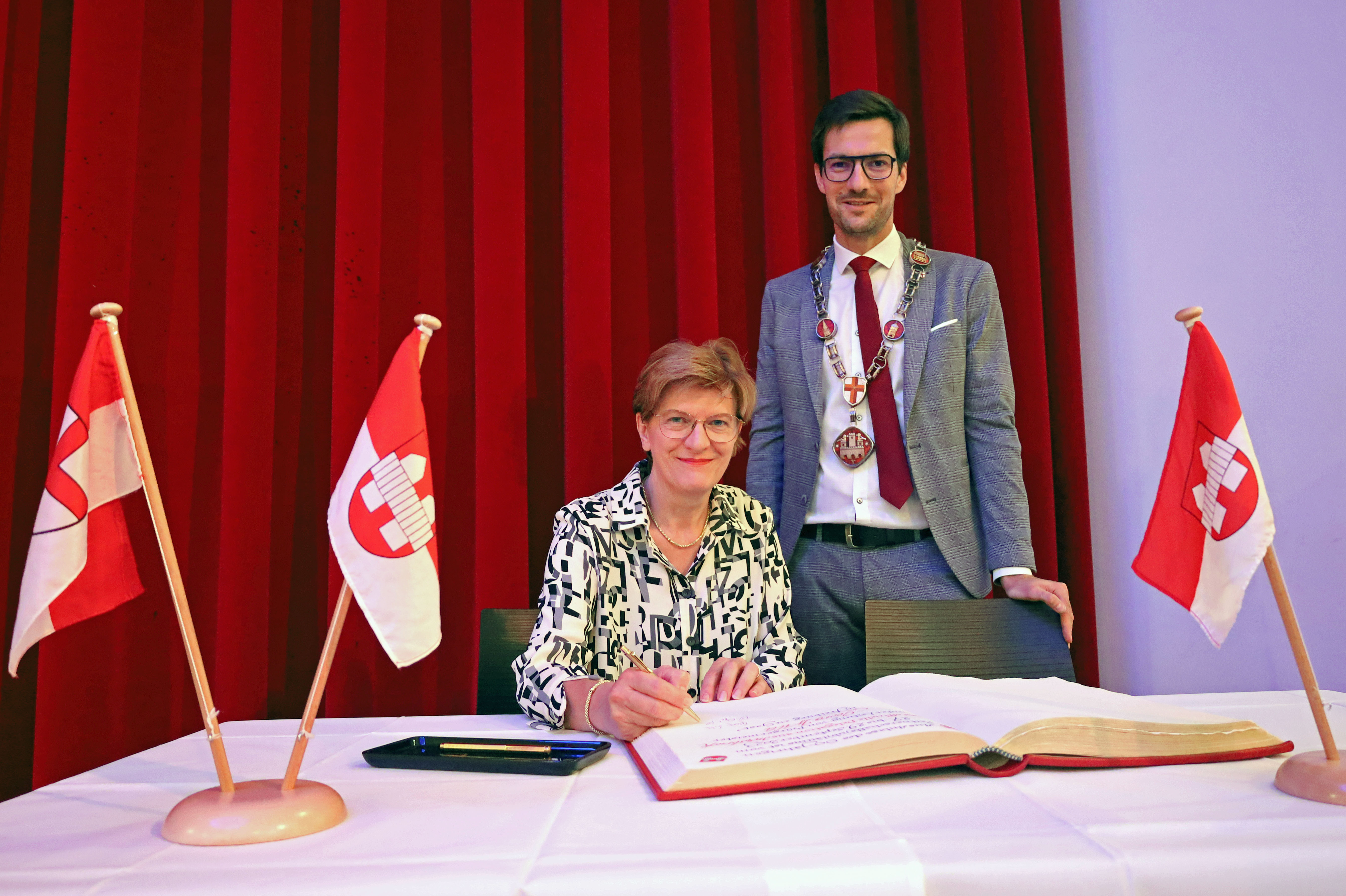 Stadträtin Christine Oppitz-Plörer unterschrieb im Goldenen Buch der Stadt Freiburg.