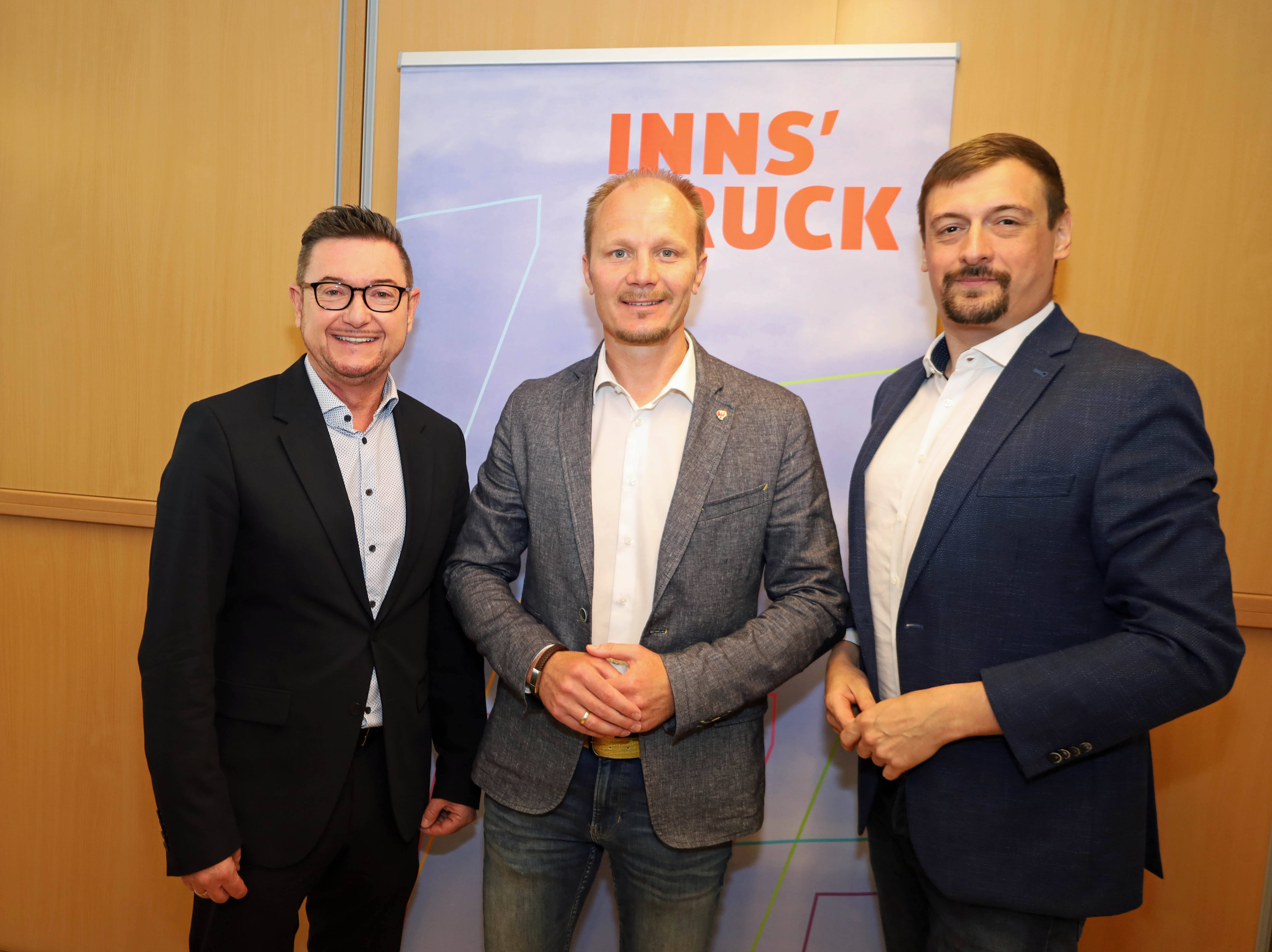 Vizebürgermeister Johannes Anzengruber und der Amtsleiter für Soziales, Markus Warger (l.), freuen sich auf die Zusammenarbeit mit dem neuen Pflegekoordinator Michael Urschitz (r.).