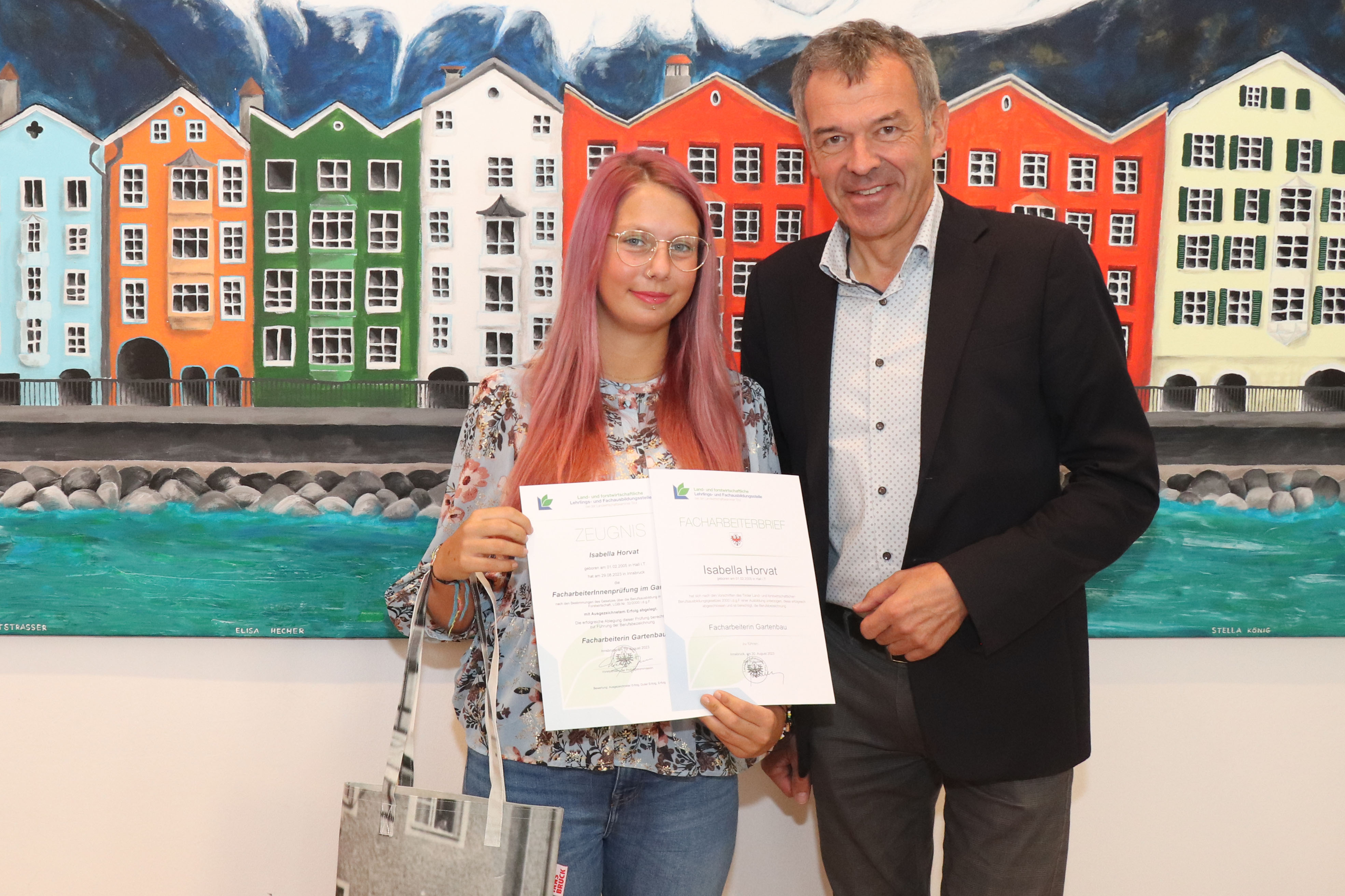 Bürgermeister Georg Willi (r.) gratuliert Isabella Horvat (2.v.l.) zum Ausgezeichneten Erfolg bei der Lehrabschlussprüfung. Als Lehrling im städtischen Amt für Grünanlagen konnte sie zahlreiche Erfahrungen im Rahmen ihrer dreijährigen Lehre zur Gärtnerin im Bereich Gartenbau sammeln. Dabei unterstützt wurde sie von ihrer Ausbilderin Ramona Prinoth (3.v.l.), Robert Mair (Lehrlingskoordinator Grünanlagen, l.) und der städtischen Lehrlingsbeauftragten Sabine Floßmann (2.v.r.).