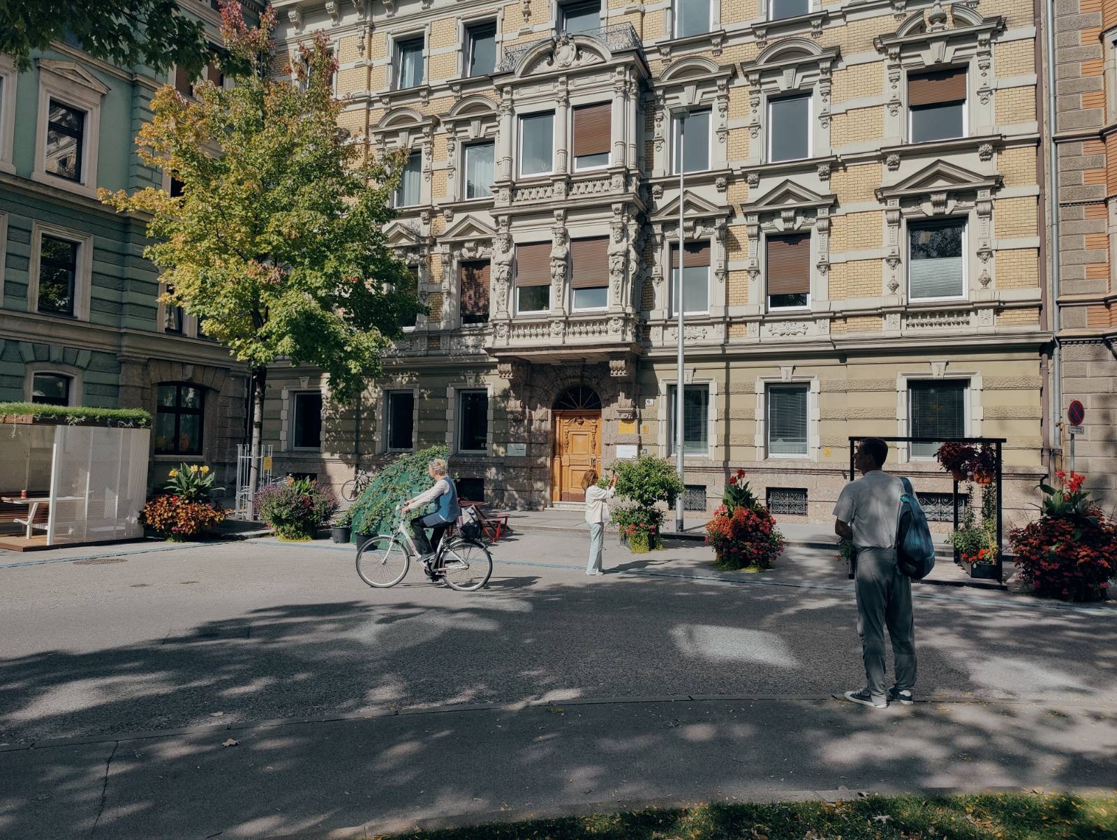 Die Sitzgelegenheiten am Adolf-Pichler-Platz bieten Möglichkeiten zum Verweilen.