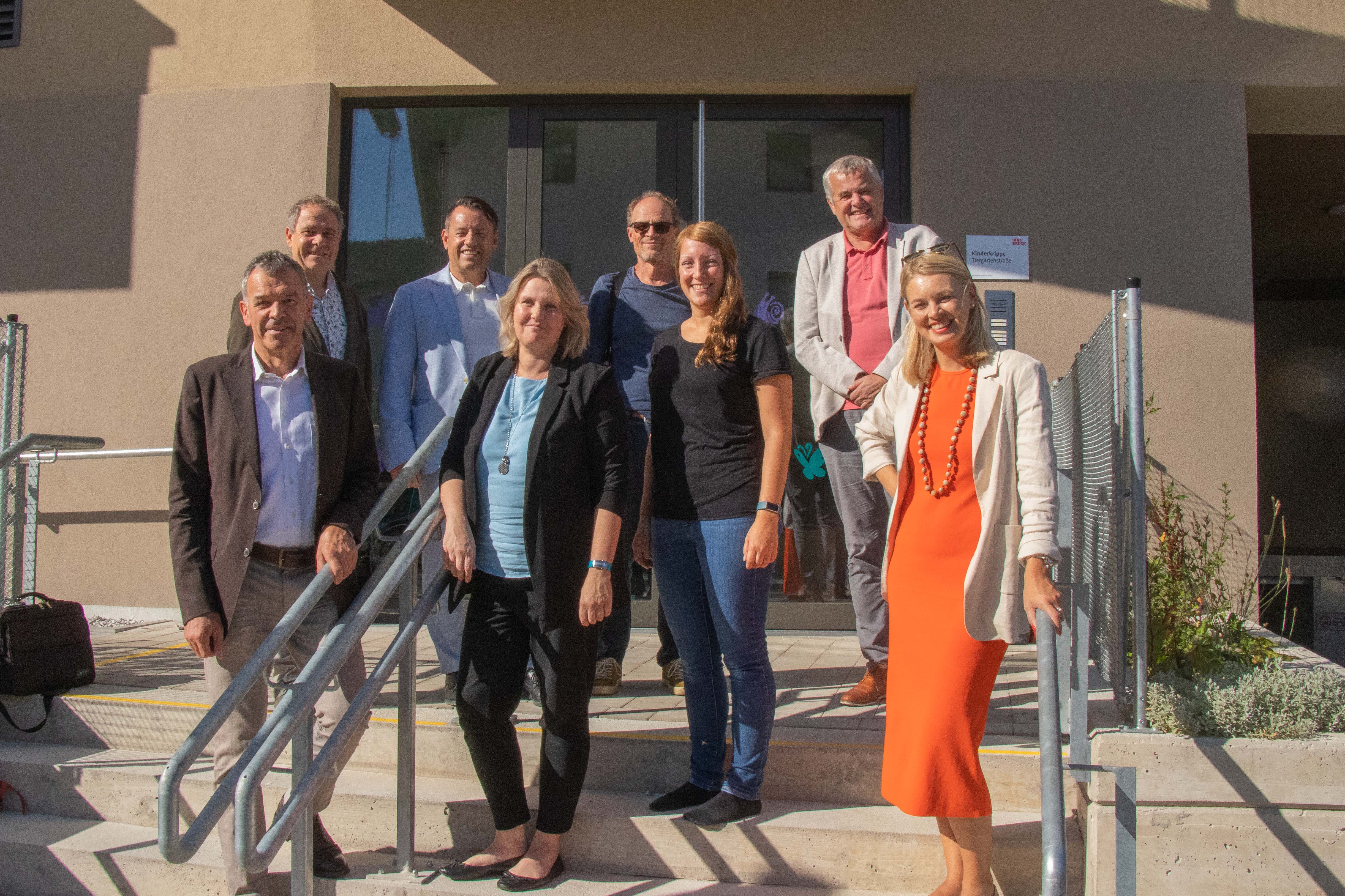 Bürgermeister Georg Willi (vorne, li.), Stadträtin Elisabeth Mayr (vorne, re.), IIG-Geschäftsführer Franz Danler (hinten, 2. v. l.), ISD-Geschäftsführer Hubert Innerebner (hinten, re.) sowie Thomas Wolf (ISD-Bereichsleiter Kinderzentren, hinten, 2. v. r.) und Walter Aistleitner (IIG-Projektleiter, hinten, li.) besichtigten die neue Kinderkrippe in der Tiergartenstraße 60. Daniela Volgger (ISD Leitung Kinderkrippen, vorne, 2. v. l.) und Jacqueline Mader (Leitung Kinderkrippe Tiergartenstraße, vorne, 2. v. r.) freuten sich über den Besuch in der neuen Einrichtung in der Höttinger Au.