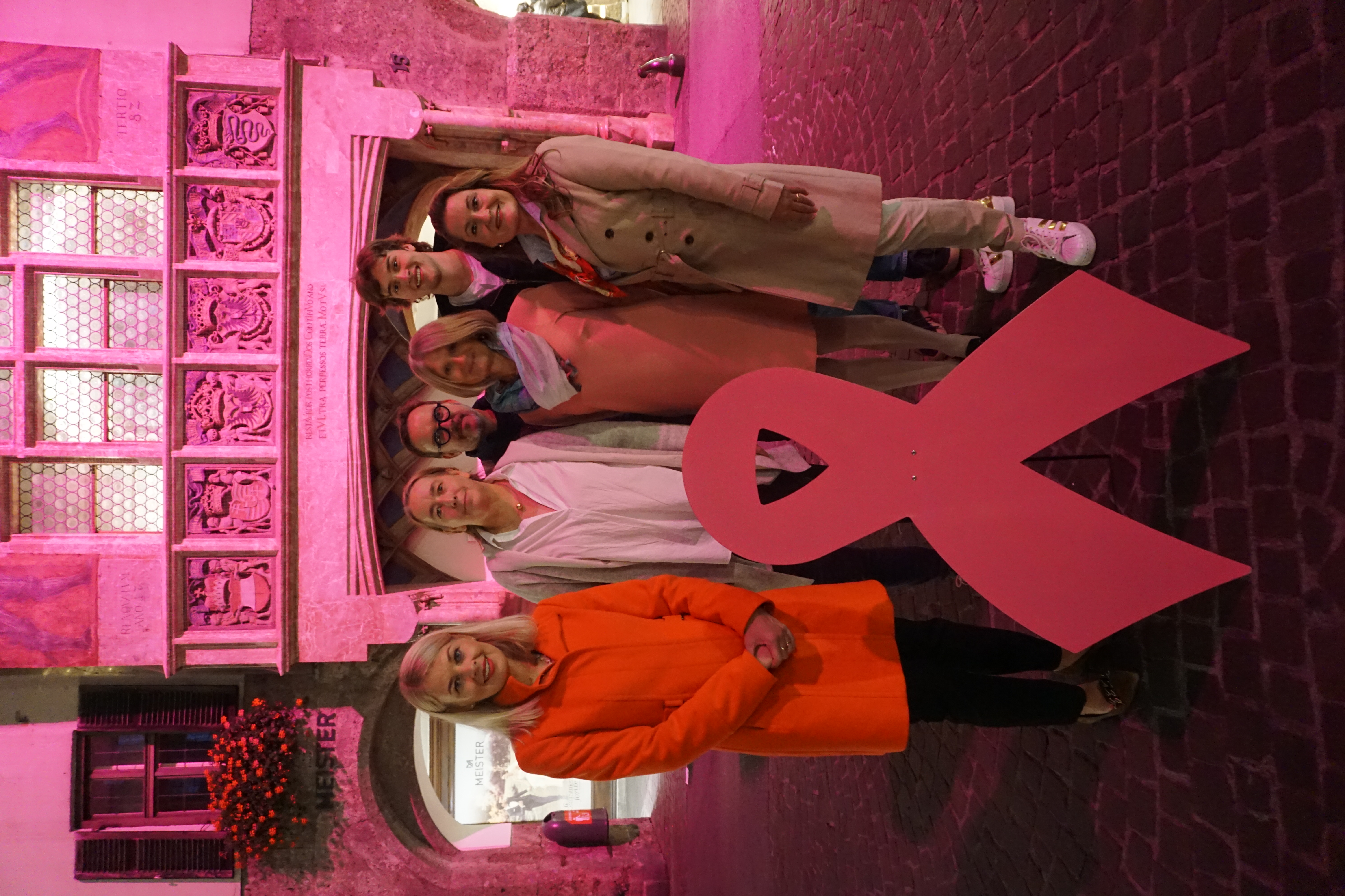 Stadträtin Elisabeth Mayr (1. v.l.) macht mit VertreterInnen der Krebshilfe Tirol auf die Wichtigkeit der Brustkrebs-Vorsorge aufmerksam.