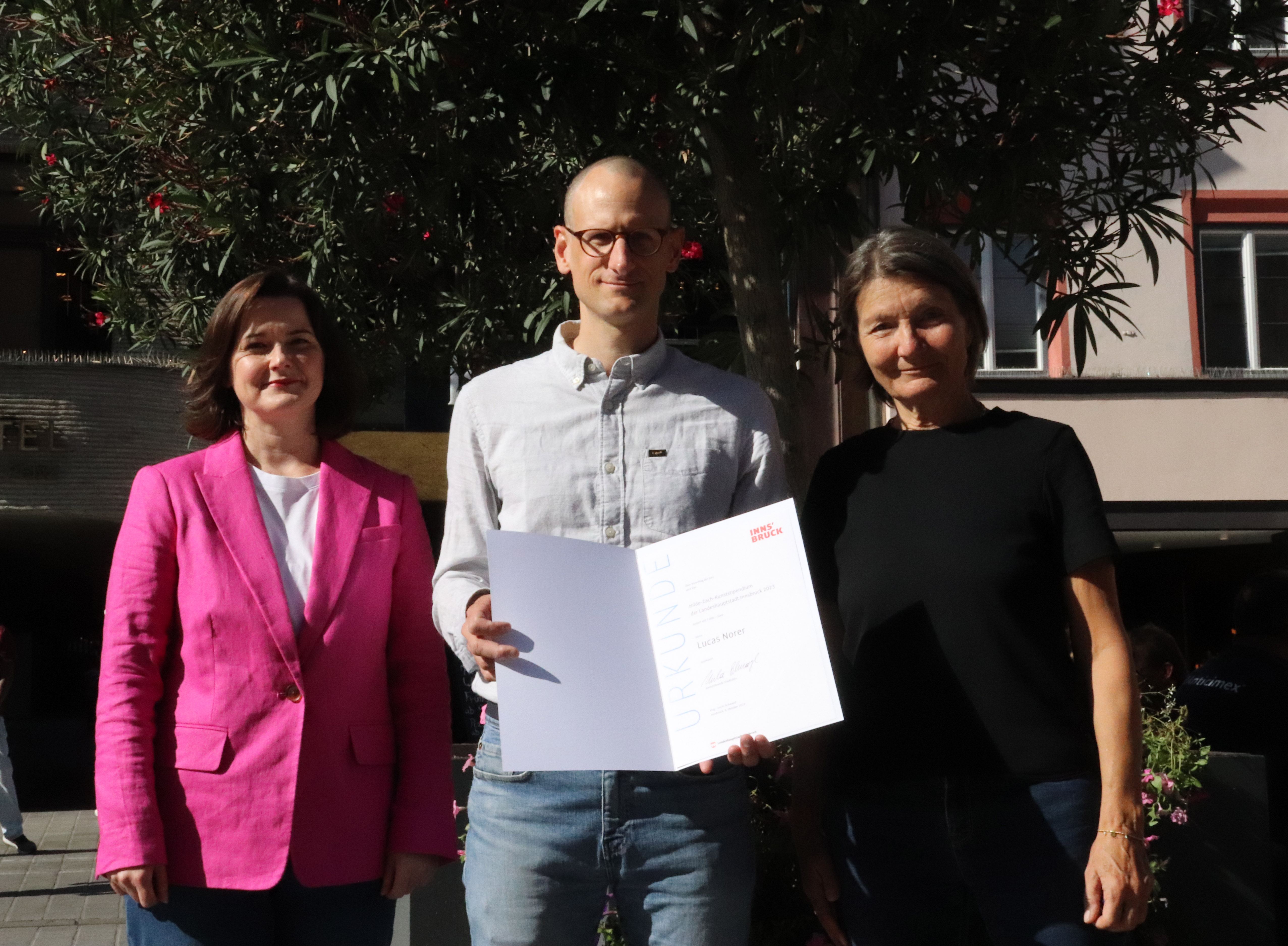 Hilde-Zach-Kunststipendium 2023: Lucas Norer mit Kulturstadträtin Uschi Schwarzl (r.) und Natalie Pedevilla (Referat Bildende Kunst und Kulturprojekte). (Nicht im Bild: Die Förderpreisträgerin Anna Lerchbaumer)