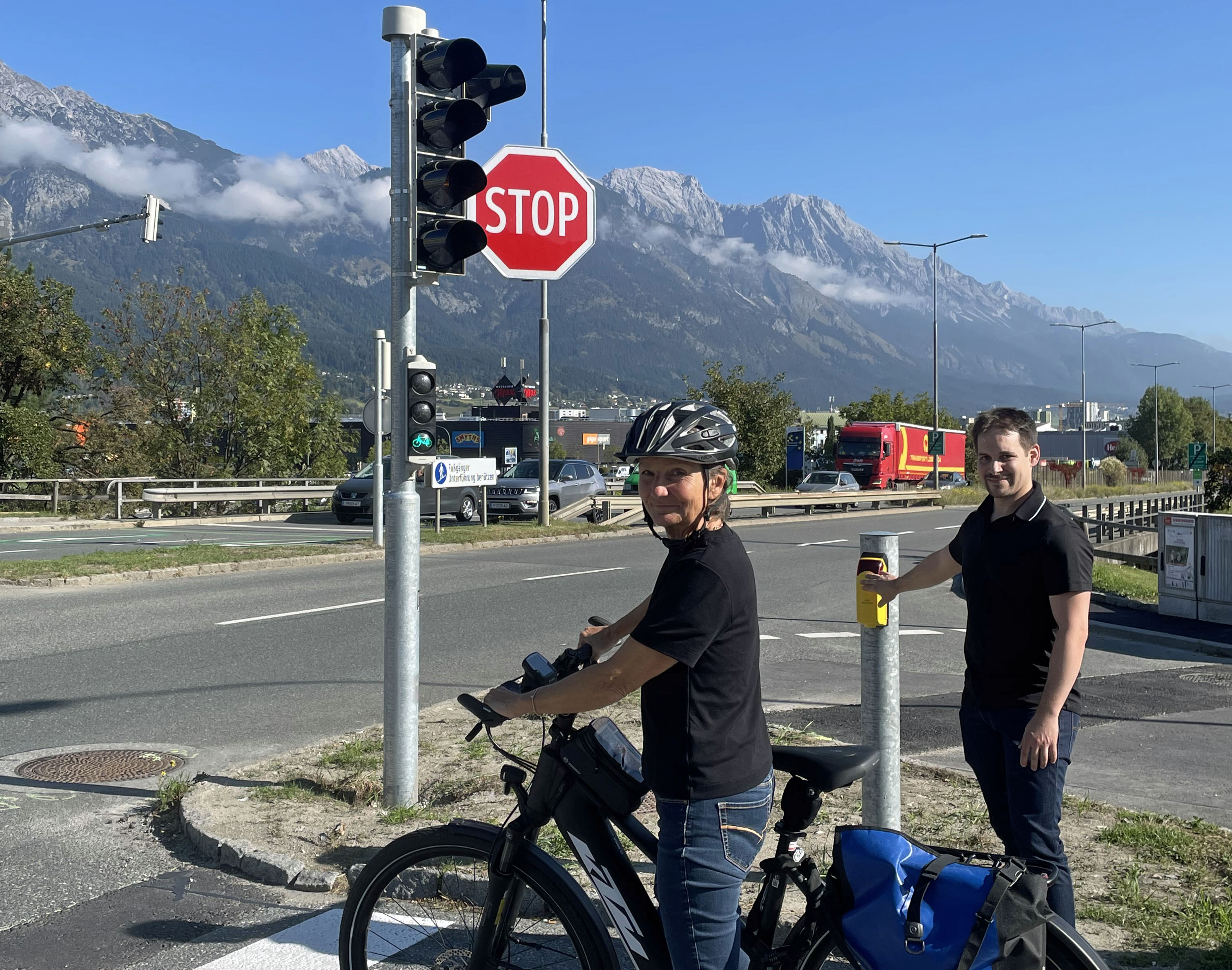 Stadträtin Uschi Schwarzl gemeinsam mit Johannes Wetzinger vom Referat für Verkehrslichtanlagen/Amt für Tiefbau bei der neuen Ampel für RadfahrerInnen.