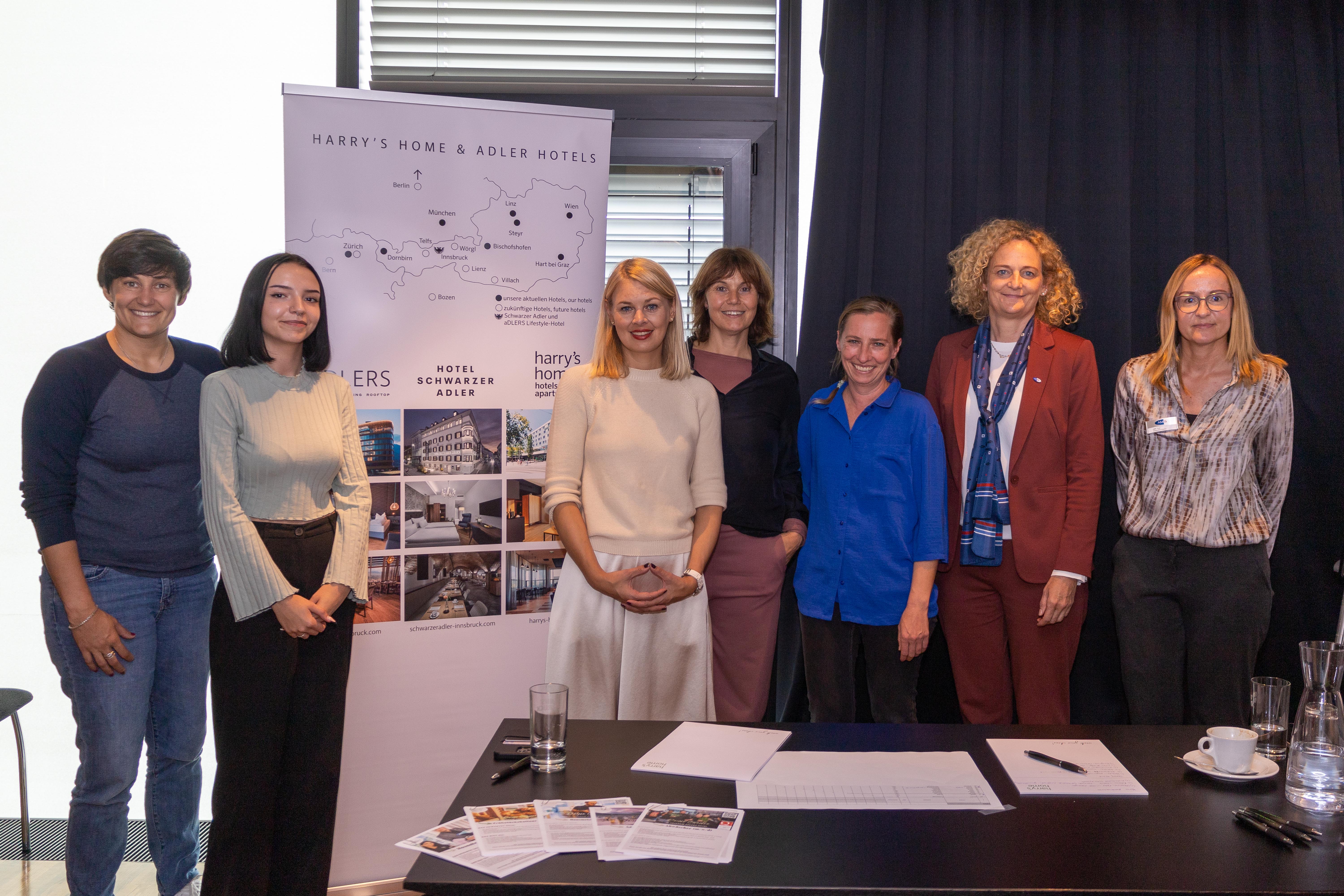 Stadträtin Elisabeth Mayr, Nicola Köfler (Stadtmagistrat Innsbruck), Lisa Egger (itworks), Andrea Leiter (AMS) Alexandra Unsinn (AMS) freuten sich über die diesjährige Berufsmesse chancen:reich im Innsbrucker Rathaus. Laura Wunsch (l.) und Aurora Cardillo (2. v. l.). betreuten den Stand von „Adler Hotels“.