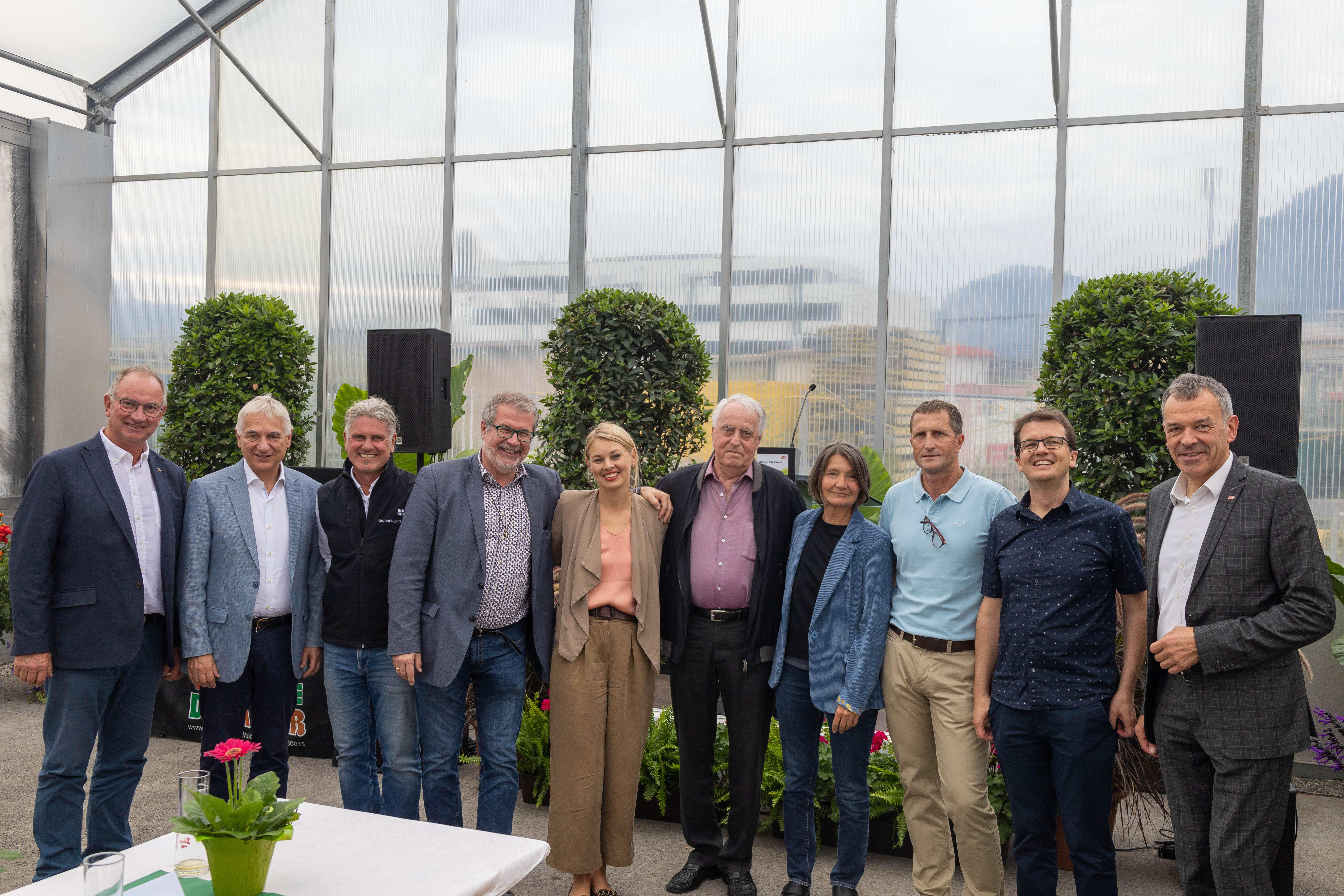 Feierten gemeinsam das Jubiläum des städtischen Grünanlagenamtes: Bürgermeister Georg Willi (r.), die ressortzuständige Stadträtin Uschi Schwarzl (4. v. r.), Stadträtin Elisabeth Mayr (5. v. l.), Abteilungsleiter-Stellvertreter und Amtsleiter Tiefbau, Walter Zimmeter (2. v. l.), Amtsleiter Grünanlagen Thomas Klingler (3. v. r.), Amtsleiter Straßenbetrieb Peter Hölzl (l.), Referatsleiter Stefan Engele (Pflege und Service, 3. v. l.), Referatsleiter Alexander Legniti (Friedhöfe, 4. v. l.) und Referatsleiter Markus Pinter (Planung und Bau, 2. v. r.)