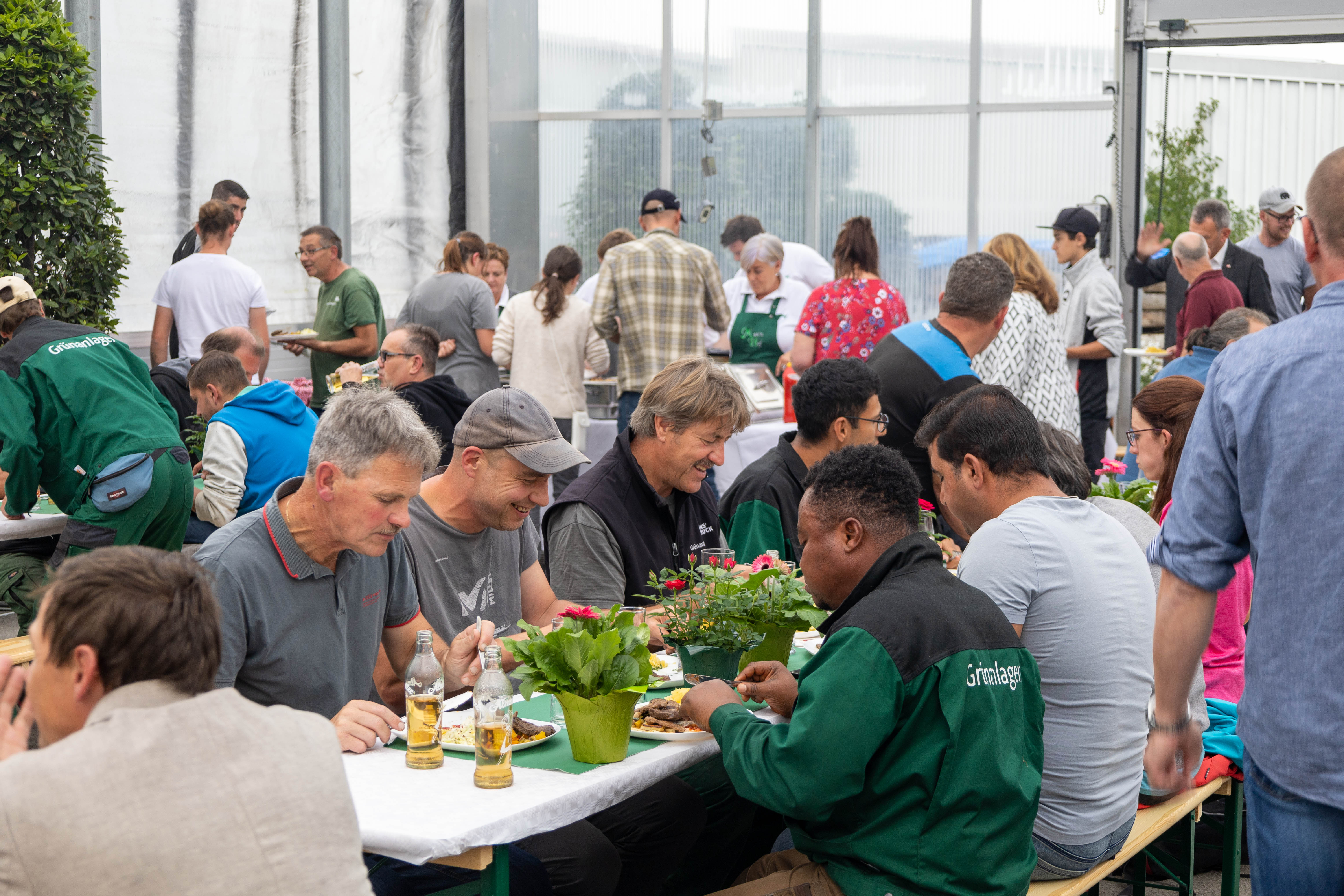Auch für das leibliche Wohl wurde gesorgt. Rund 100 MitarbeiterInnen folgten der Einladung.
