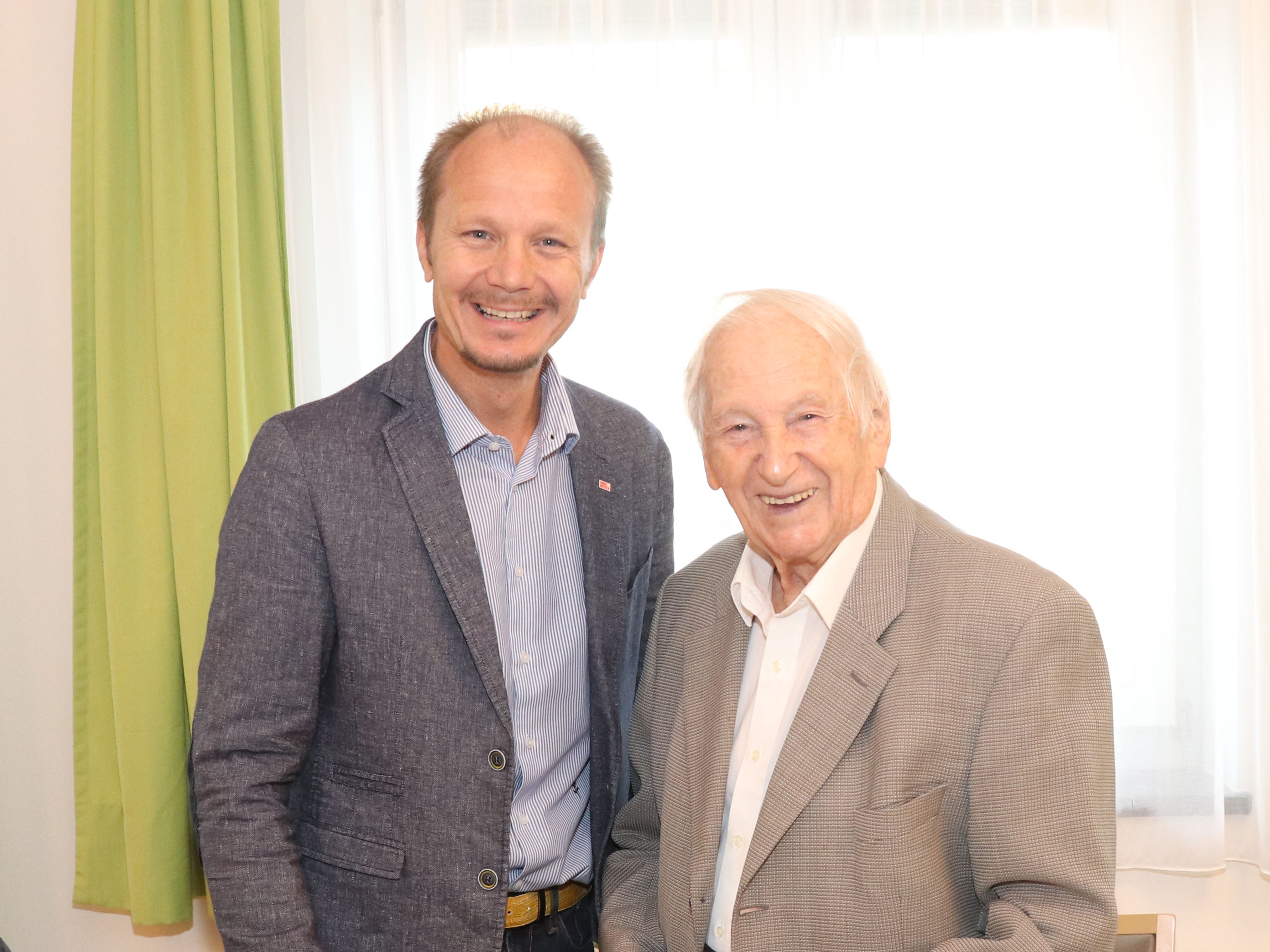 Vizebürgermeister Johannes Anzengruber gratuliert Ludwig Ascher zum 103. Geburtstag.