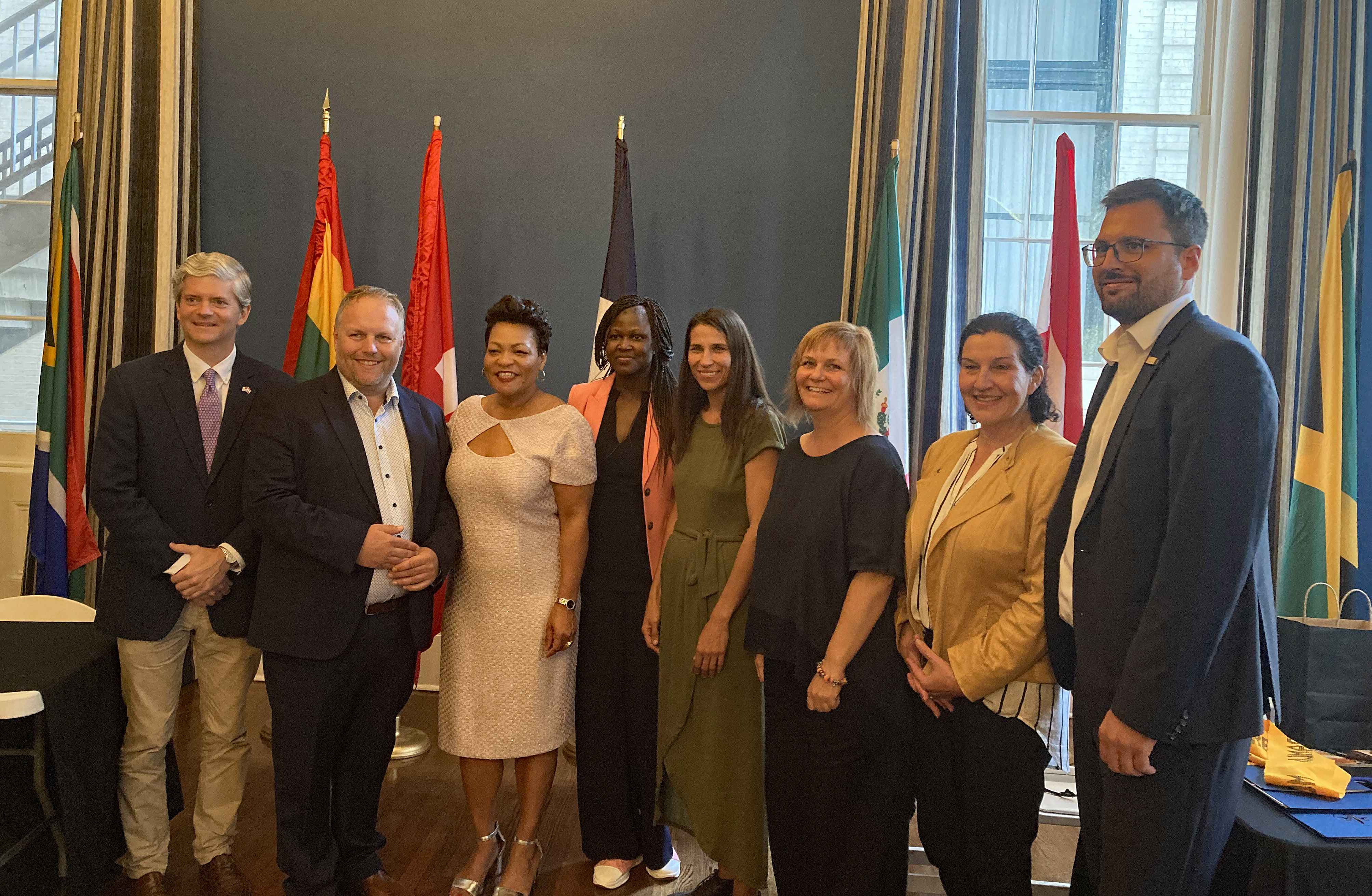 Jean Paul Lagarde (österreichischer Konsul, l.), LaToya Cantrell (Bürgermeisterin v. New Orleans; 3.v.l.) und Rosine Pema Sanga (Leiterin der internationalen Beziehungen der Stadt New Orleans; 4.v.l.) begrüßten Lucas Krackl (2.v.l.), Janine Bex, Renate Krammer-Stark und Irene Heisz sowie Gerhard Auer (v.l.; Regionalleiter home4students) in New Orleans.