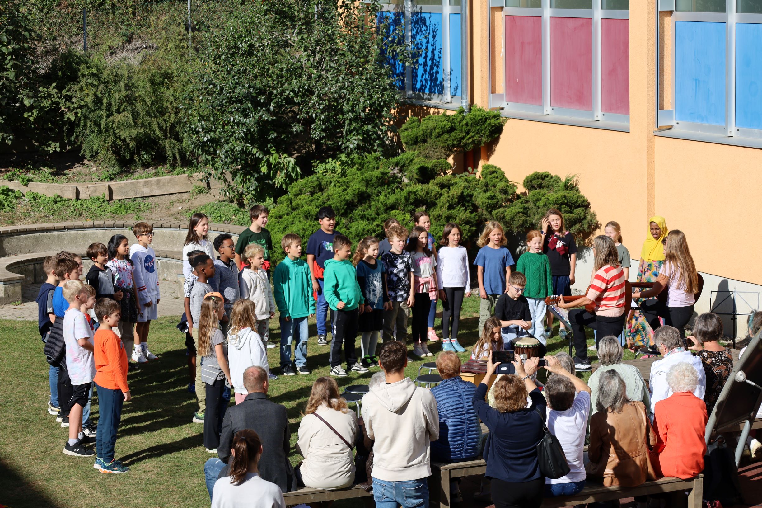 Anlässlich des Namenstages aller Herlinden am 12. Oktober wurde heuer zum 24. Mal in Innsbruck eine Linde gepflanzt. Diesmal konnten sich die Kinder der Volksschule Allerheiligen über den Baum (eine Winterlinde) freuen, der vom städtischen Amt für Grünanlagen gesetzt wurde. Die Kinder der vierten Klassen bedankten sich gebührend mit einem musikalischen Ständchen im Schulhof - auch im Beisein von Vizebürgermeister Johannes Anzengruber, Direktor Martin Müller und Stefan Engele (Amt für Grünanlagen).