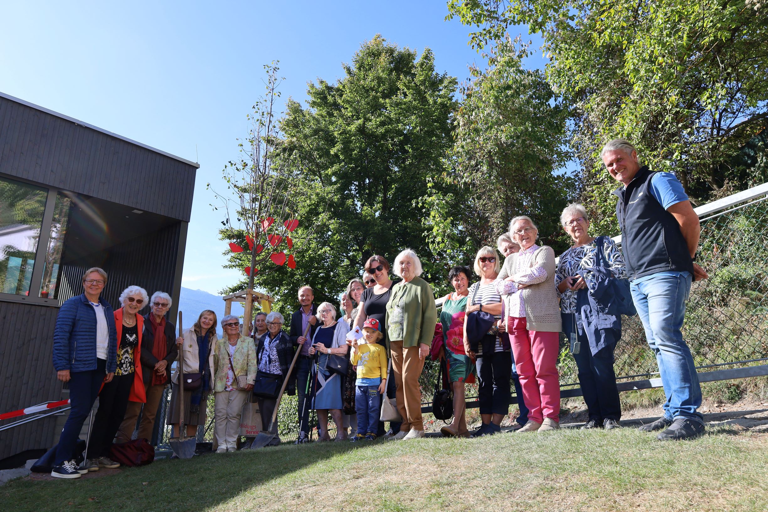 Anlässlich des Namenstages aller Herlinden am 12. Oktober wurde heuer zum 24. Mal in Innsbruck eine Linde gepflanzt. Diesmal konnten sich die Kinder der Volksschule Allerheiligen über den Baum (eine Winterlinde) freuen, der vom städtischen Amt für Grünanlagen gesetzt wurde. Die Kinder der vierten Klassen bedankten sich gebührend mit einem musikalischen Ständchen im Schulhof - auch im Beisein von Vizebürgermeister Johannes Anzengruber, Direktor Martin Müller und Stefan Engele (Amt für Grünanlagen).