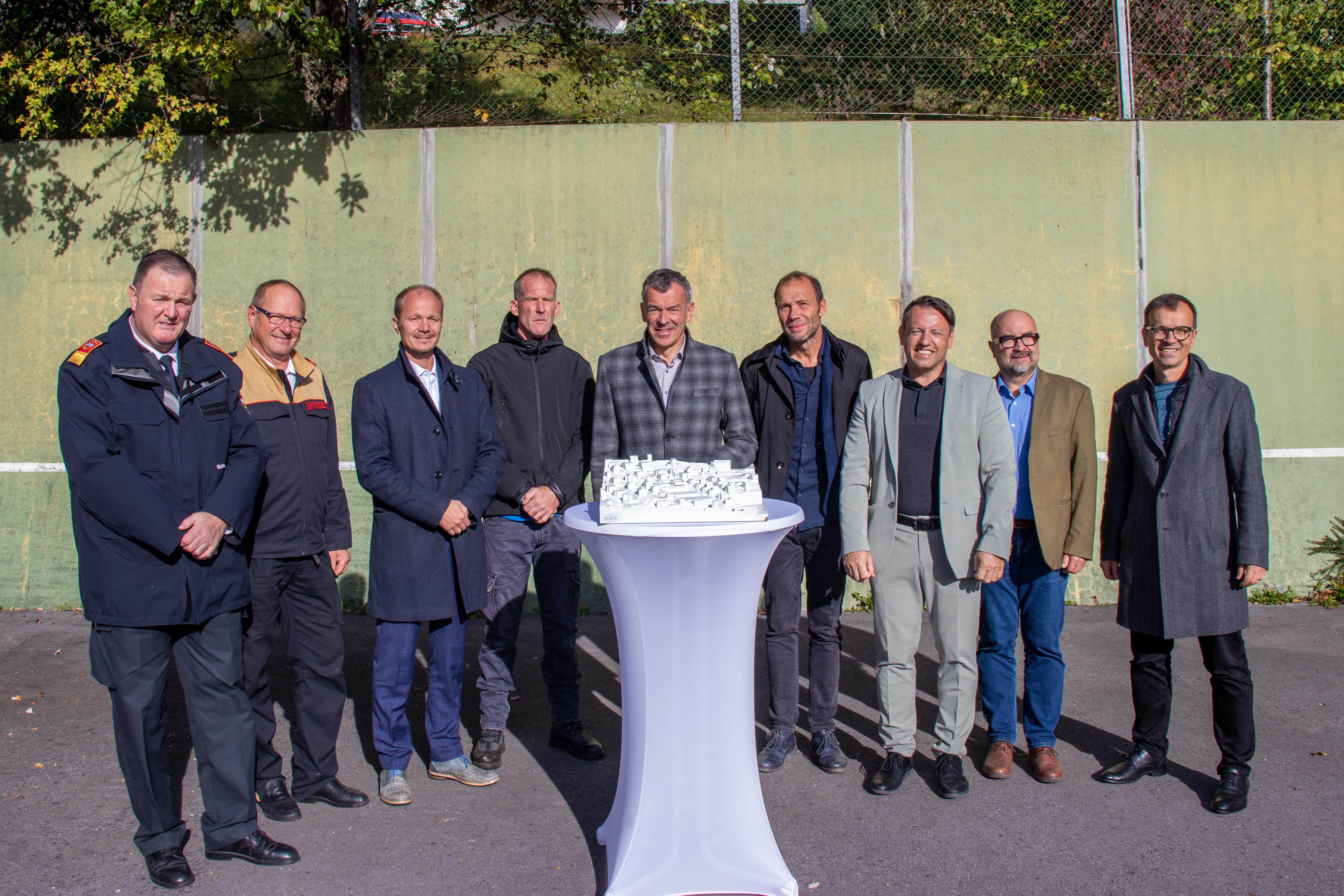 Bürgermeister Georg Willi (m.), Vizebürgermeister Johannes Anzengruber (3.v.l.), IIG-Geschäftsführer Franz Danler (3.v.r.), Branddirektor-Stellvertreter Johann Zimmermann (l.), Bezirks-Feuerwehrkommandant Gerhard Mayregger (2.v.l.), Kommandant Christof Schlenz von der FF Hungerburg (4.v.l.), Architekt Sebastian Neuschmid (4.v.r.), IIG-Projektleiter Martin Unterholzner (2.v.r.) und der Obmann des Tennisclubs Hungerburg, Reinhold Sigl (r.), freuen sich über den Neubau der Feuerwache.