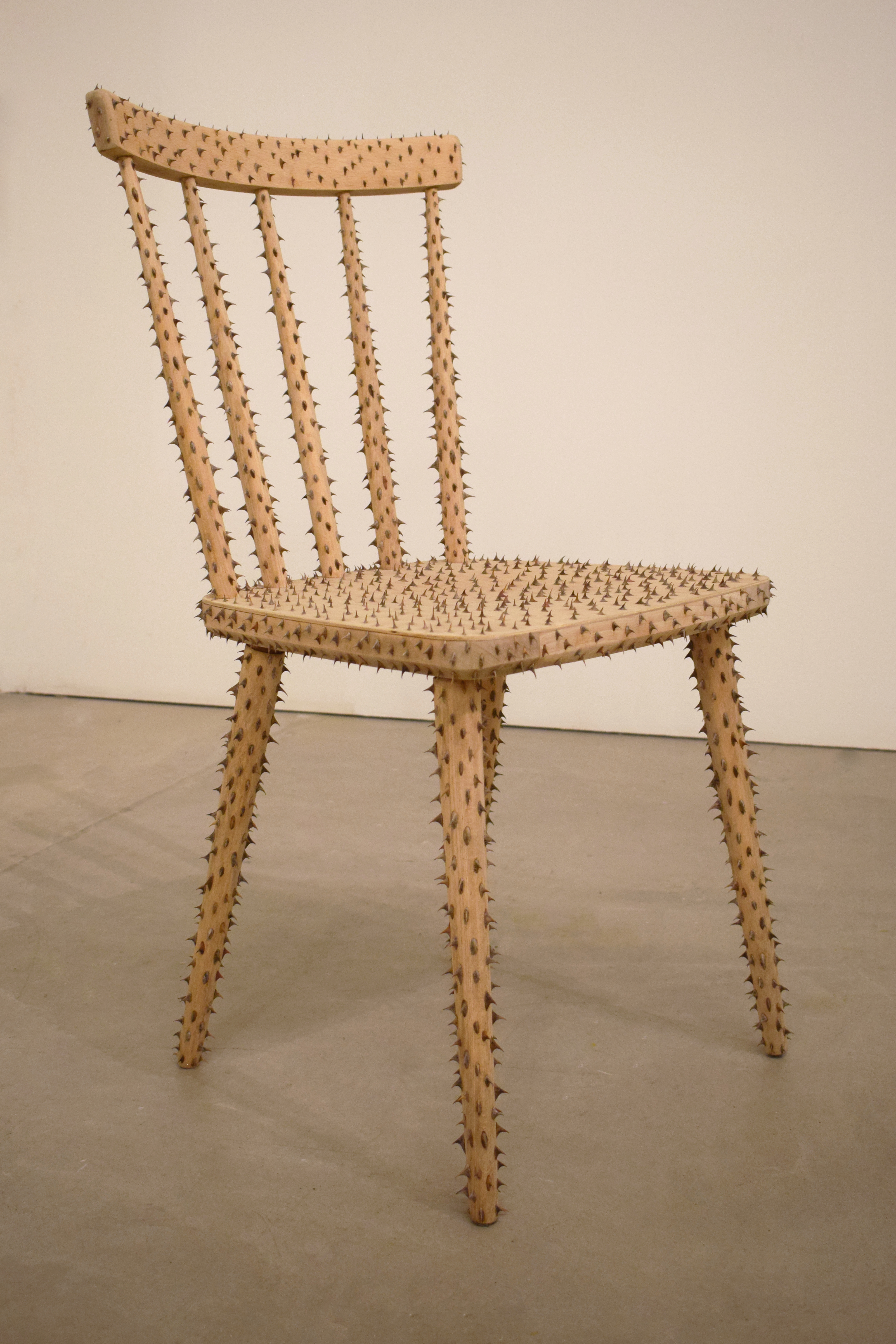 Die „Kunstankäufe der Stadt Innsbruck 2023“ sind bis 5. Jänner 2024 in der Plattform 6020 zu sehen. Im Bild: Angestachelt (Sticking Out), 2022, Holzstuhl, Rosenstacheln, 86 x 44 x 40 cm von Angelika Wischermann.