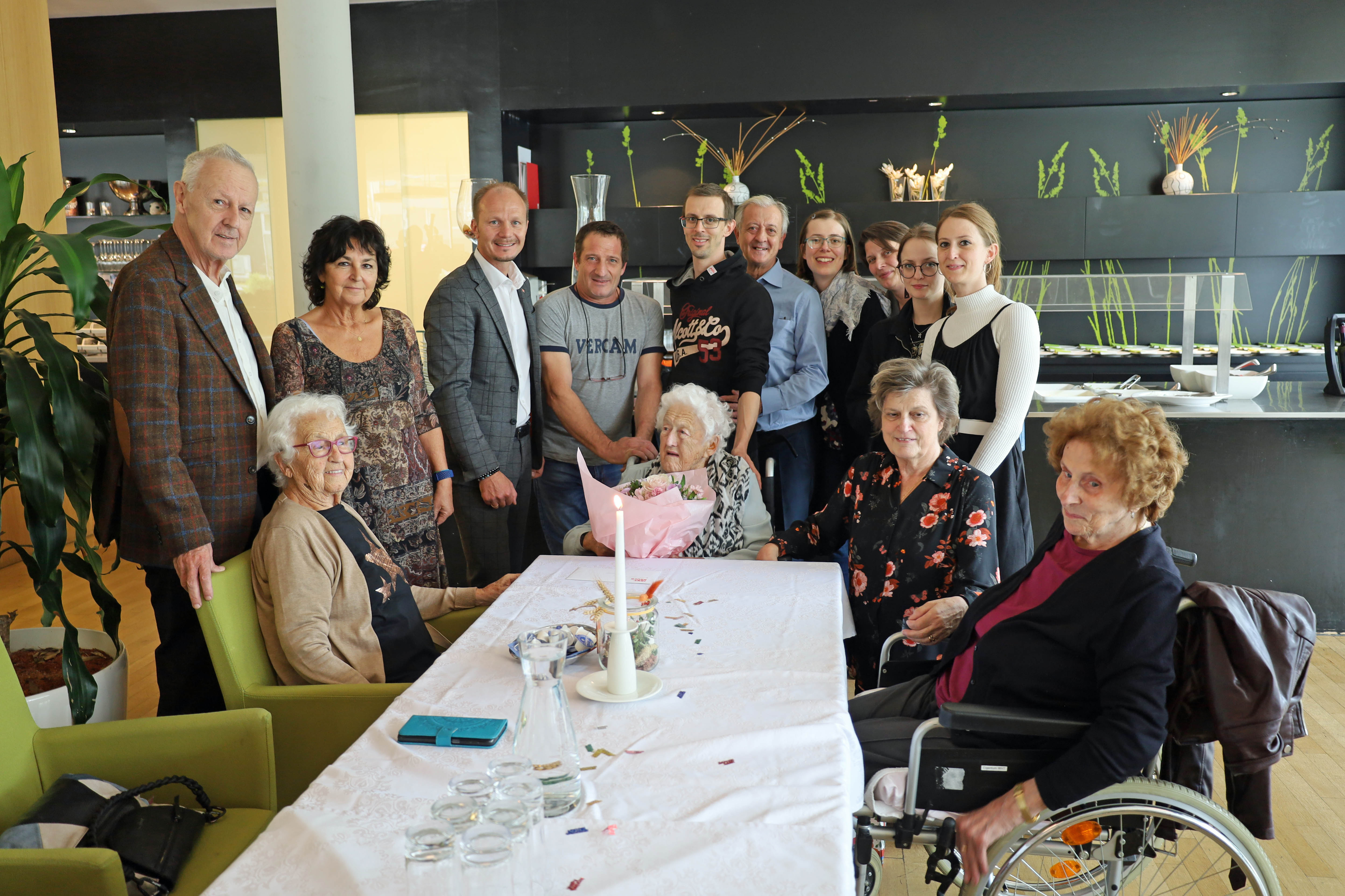 Rosa Geisenhof (6.v.l.) feierte ihren 100. Geburtstag gemeinsam mit Vizebürgermeister Johannes Anzengruber (4.v.l.) und zahlreichen FreundInnen und Verwandten im Café des Wohnheims Tivoli.