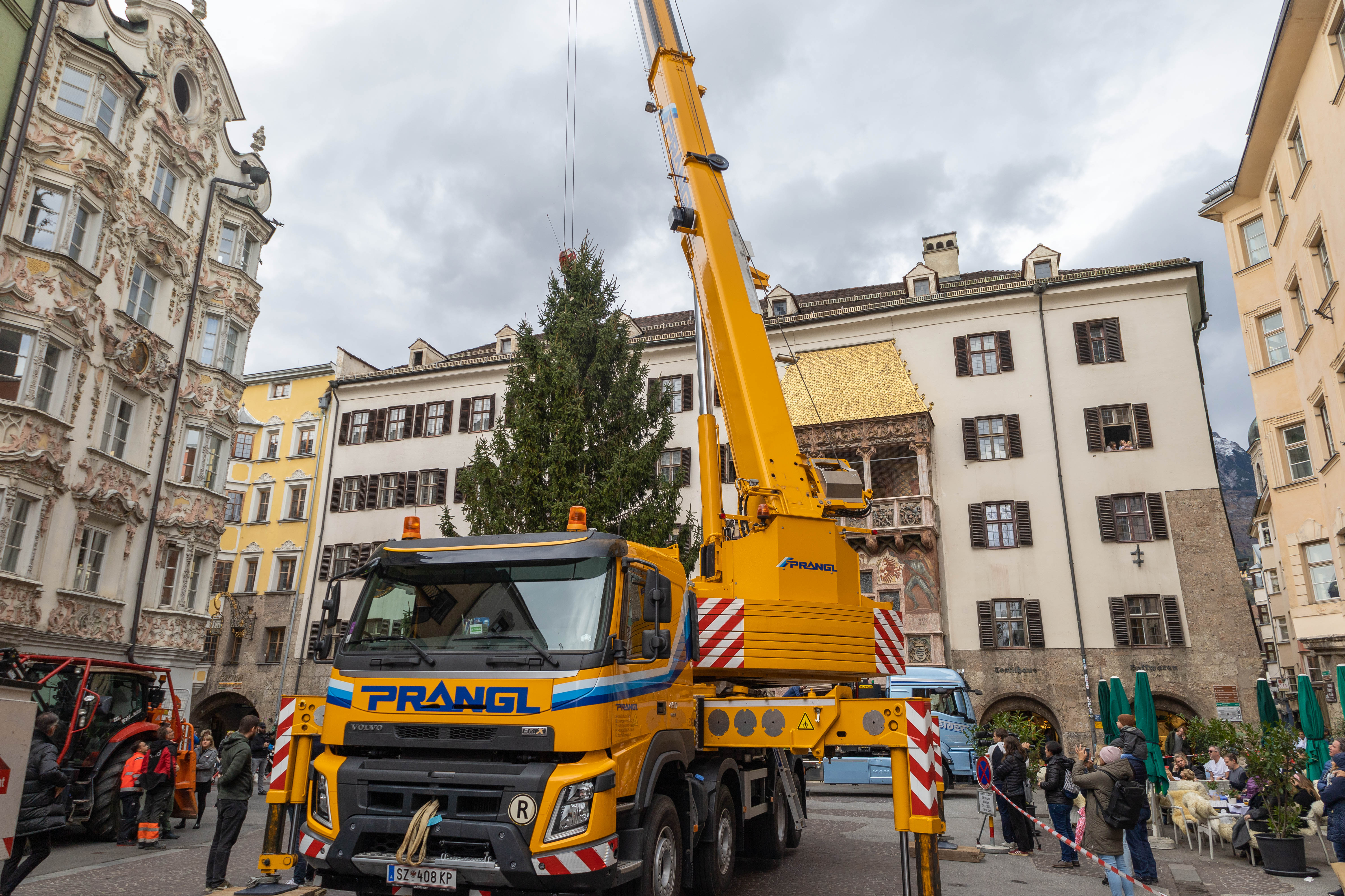 Auch zahlreiche Schaulustige verfolgten das Prozedere und freuen sich auf die Eröffnung der Märkte am 15. November.