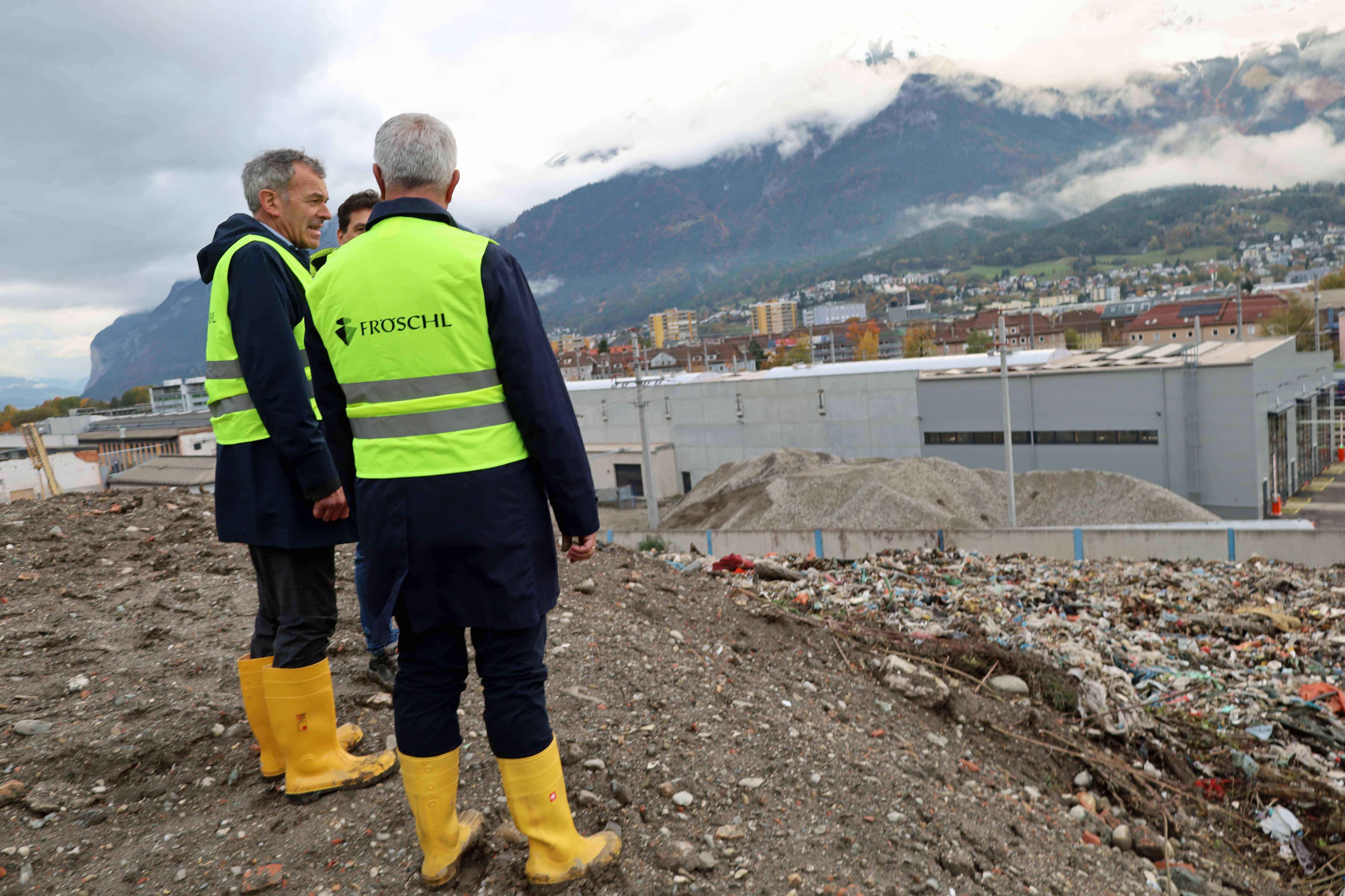 Bürgermeister Georg Willi machte sich vor Ort in der Feldstraße selbst ein Bild.