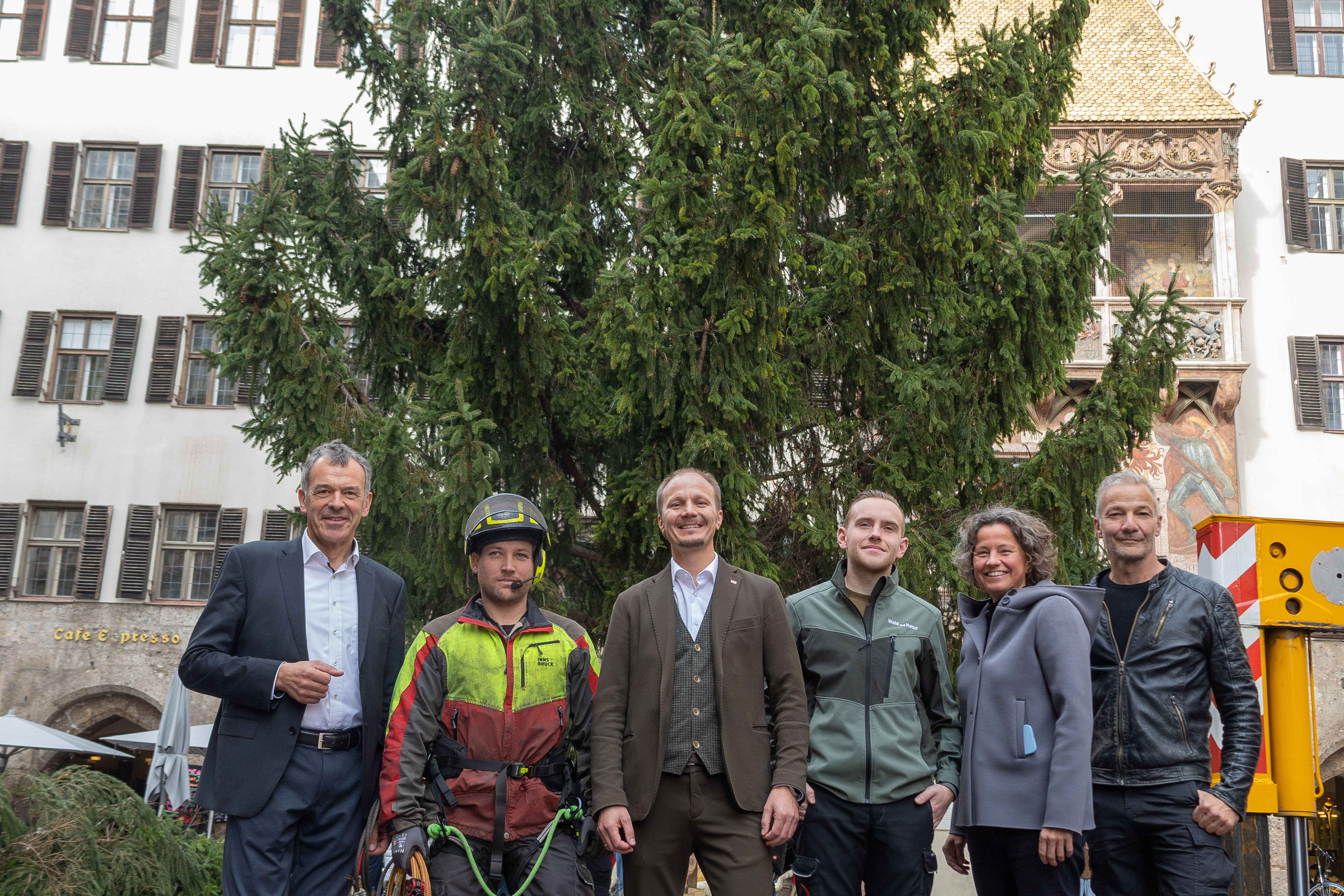 Der diesjährige Christbaum in der Altstadt steht: Darüber freuen sich Bürgermeister Georg Willi, Forstfacharbeiter Andreas Leismüller (Amt für Wald und Natur), Vizebürgermeister Johannes Anzengruber, Forstadjunkt Johannes Jennewein (Amt für Wald und Natur), Geschäftsführerin Heike Kiesling (Innsbruck Marketing) und Geschäftsführer Robert Neuner (IAI). Die 18 Meter hohe Fichte schmückt den traditionellen Christkindlmarkt in der Innsbrucker Altstadt.