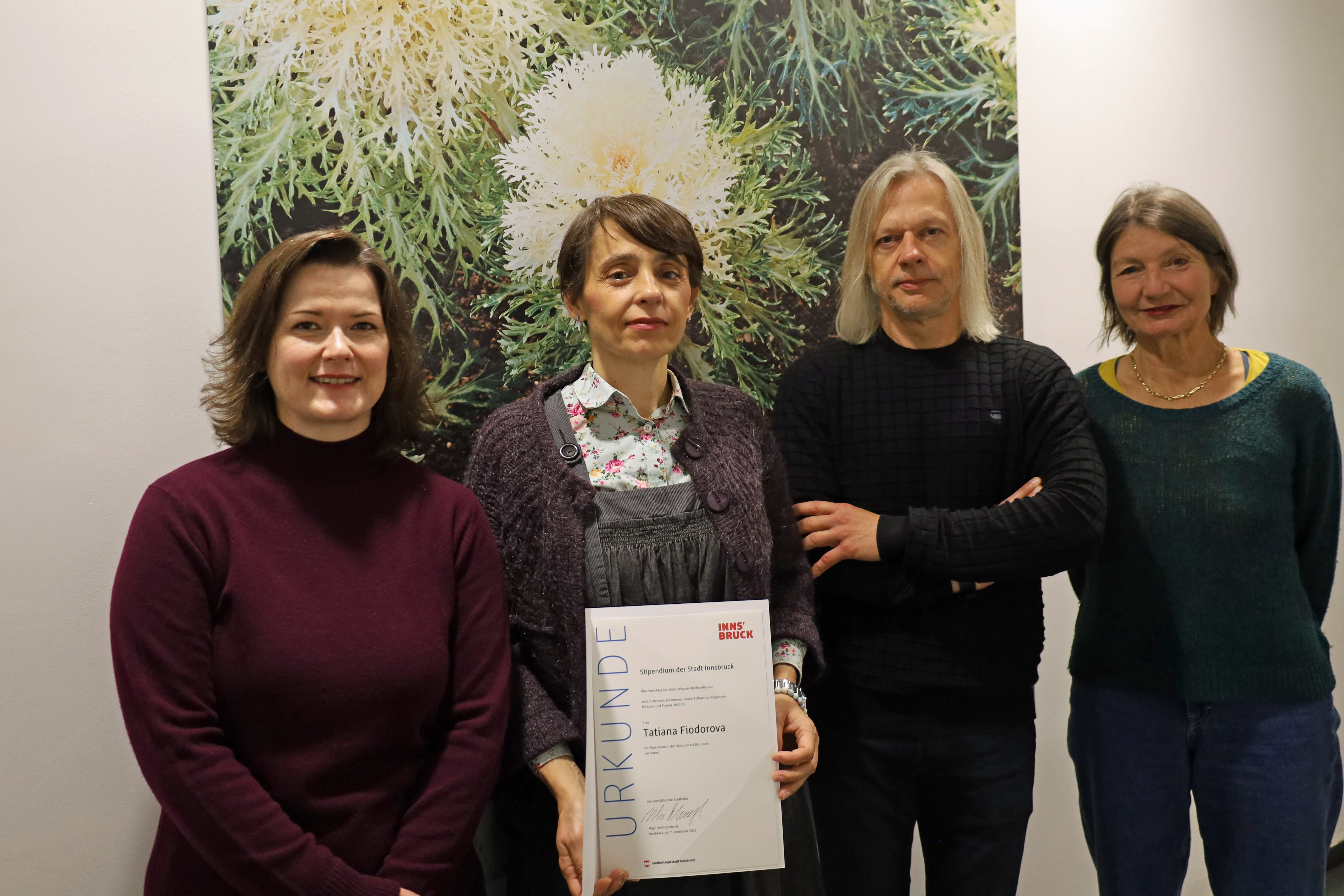 Tatiana Fiodorova ist neue Büchsenhausen-Stipendiatin: Kulturstadträtin Uschi Schwarzl (re.), Natalie Pedevilla (Referat Bildende Kunst und Kulturprojekte, li.) und Andrei Siclodi (Direktor Künstlerhaus Büchsenhausen) gratulierten.