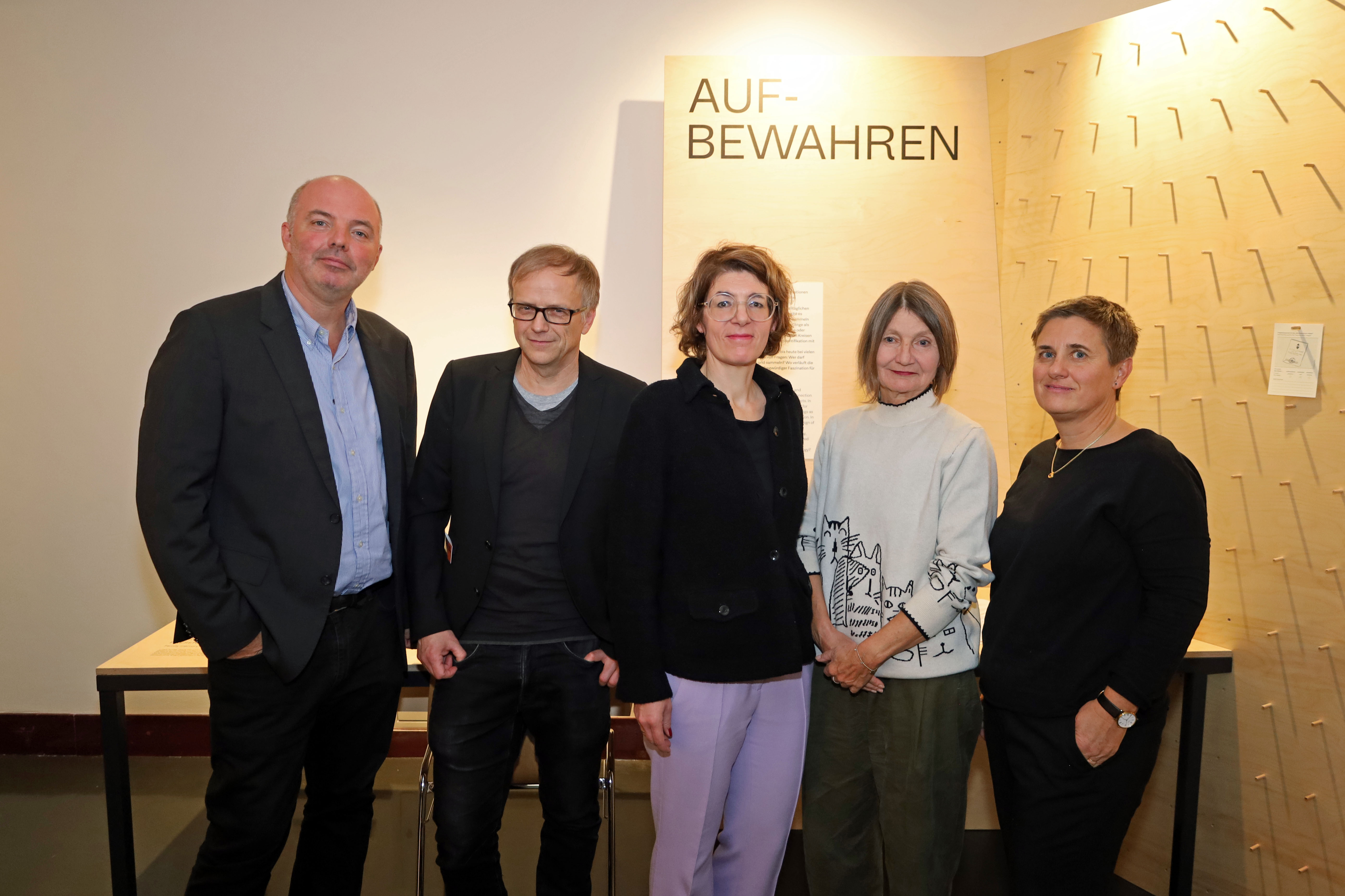 (v.l.n.r.) Stadtarchiv-Leiter Lukas Morscher, Niko Hofinger (Stadtarchiv/Stadtmuseum), hdgö-Direktorin Monika Sommer, Kulturstadträtin Uschi Schwarzl und Renate Ursprunger (Stadtarchiv/Stadtmuseum) eröffneten die neue Ausstellung „Hitler entsorgen. Vom Keller ins Archiv“ im Innsbrucker Stadtmuseum.