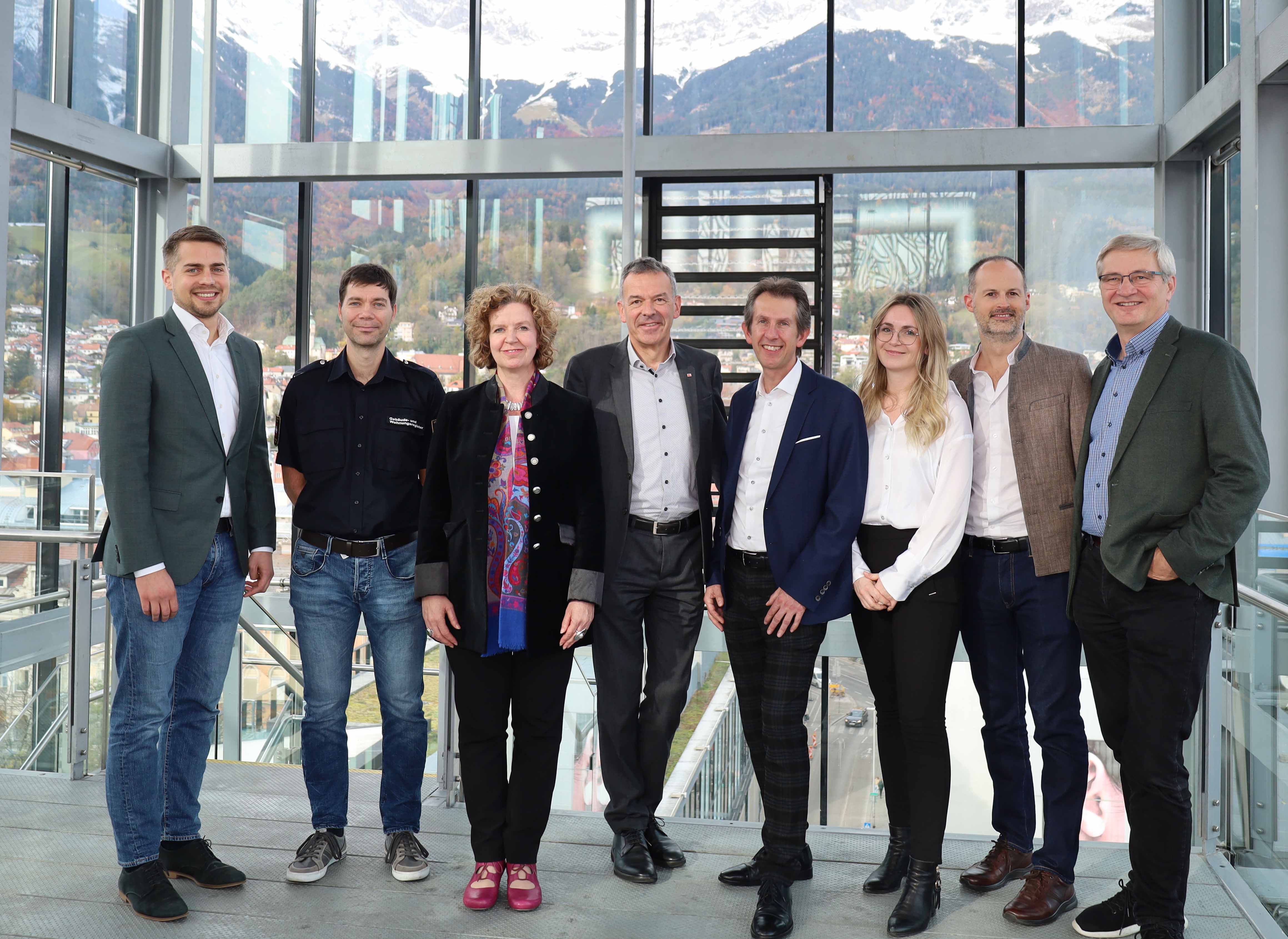 Wissensaustausch zum Thema Leerstand und Kurzzeitvermietung: Bürgermeister Georg Willi (4.v.l.), Magistratsdirektorin Gabriele Herlitschka (3.v.l), der Referent Gebäude- und Wohnungsregister, Manfred Hirsch (2.v.l) und der Leiter des Büros der Magistratsdirektorin, Thomas Zajc (1.v.l), begrüßten eine Gruppe aus Wien im Rathaus.