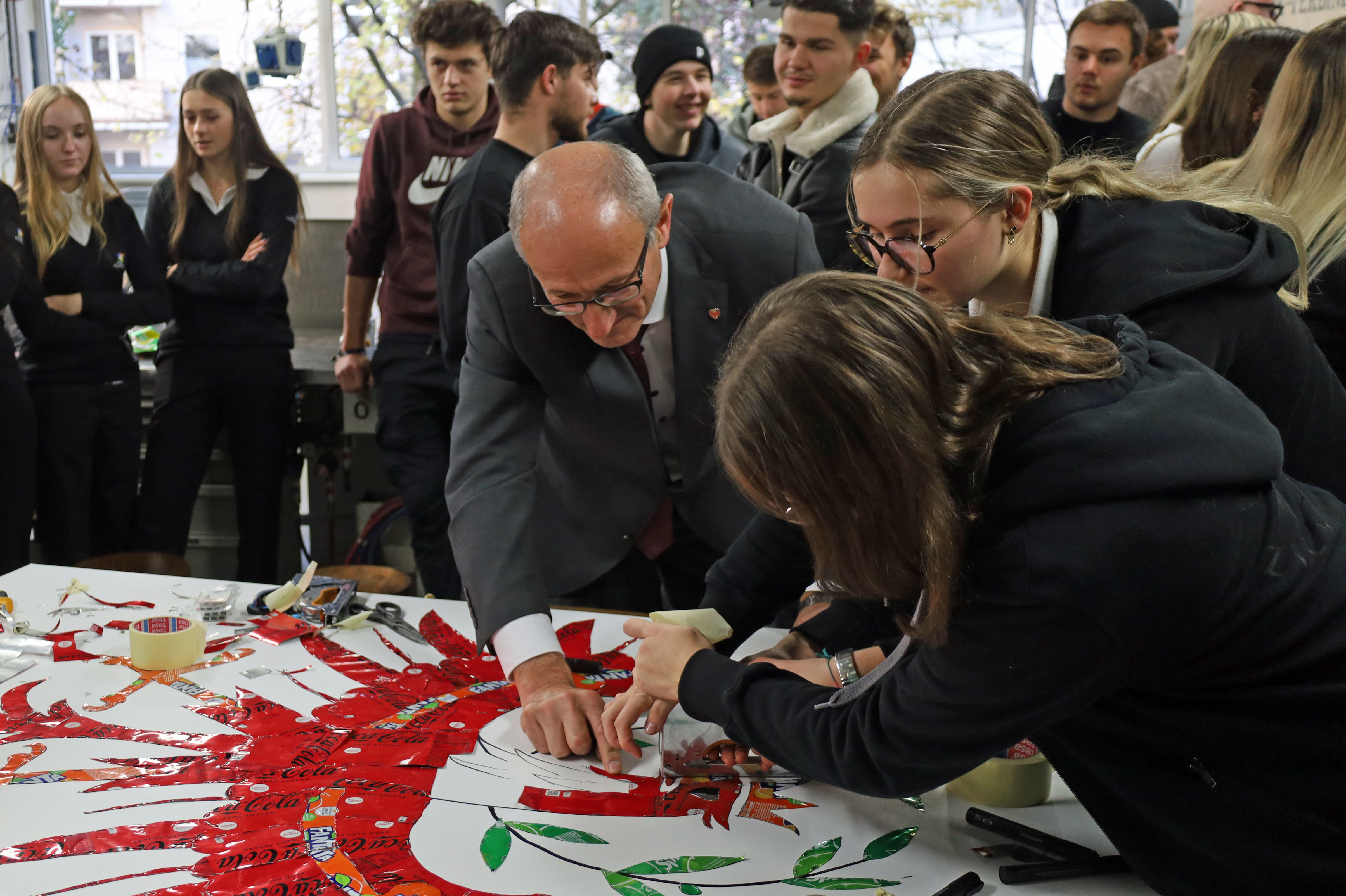 Auch der Tiroler Landeshauptmann Anton Mattle arbeitete am gemeinsamen Kunstwerk mit.