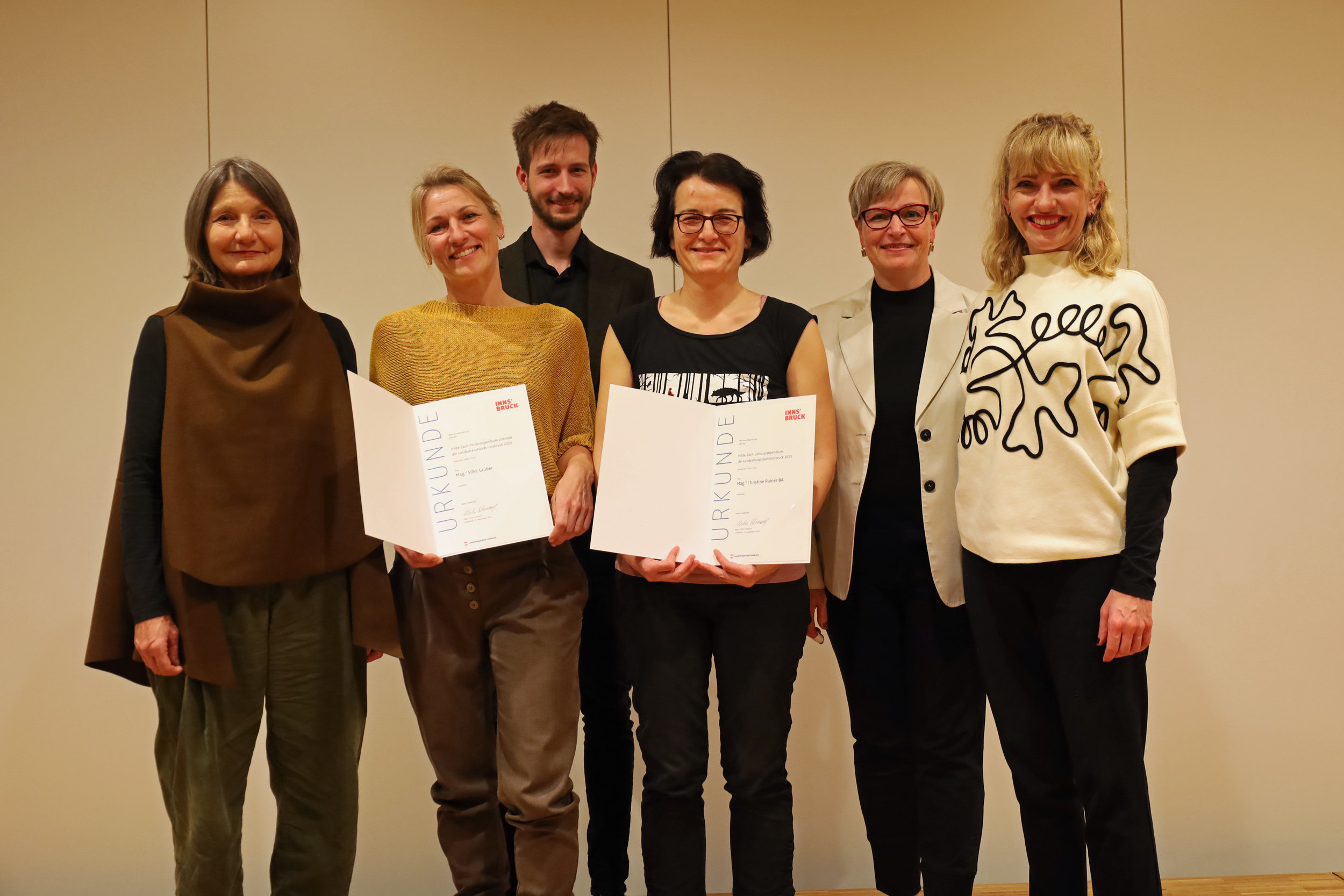 Am 15. November wurden die „Hilde-Zach-Literaturstipendien 2023“ in der Stadtbibliothek an Christine Rainer (3.v.r) und Silke Gruber (2.v.l.) überreicht. Kulturstadträtin Uschi Schwarzl, Markus Margreiter (Referat Kulturentwicklung und Förderung), Abteilungsleiterin Birgit Neu und Kulturamtsleiterin Isabelle Brandauer gratulierten (v.l.).