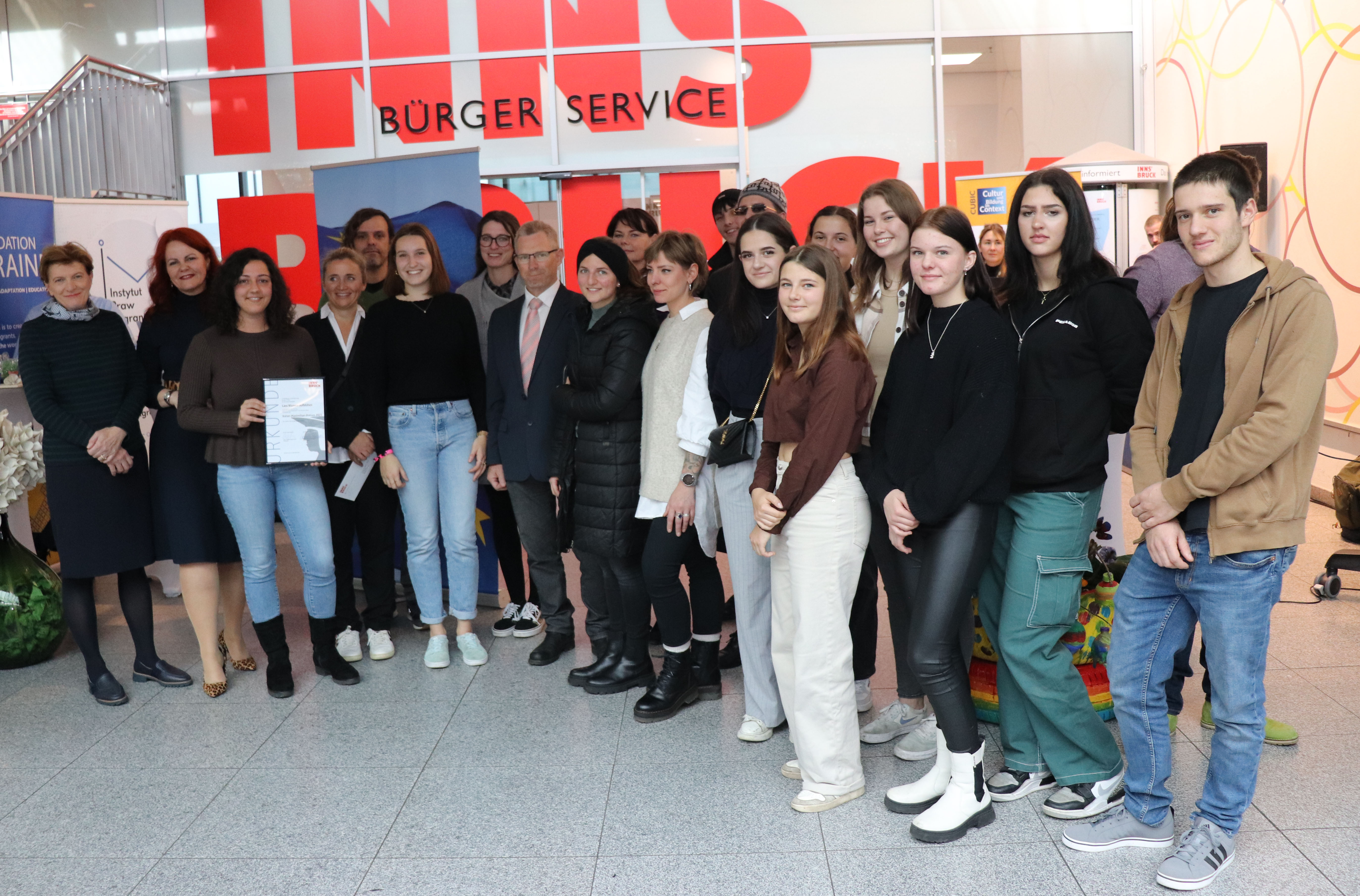 Unter den Berufsschulen konnte sich die 2aFLO der TFBS Garten, Raum und Mode mit dem Projekt „Lass Blumen aufblühen“ durchsetzen.