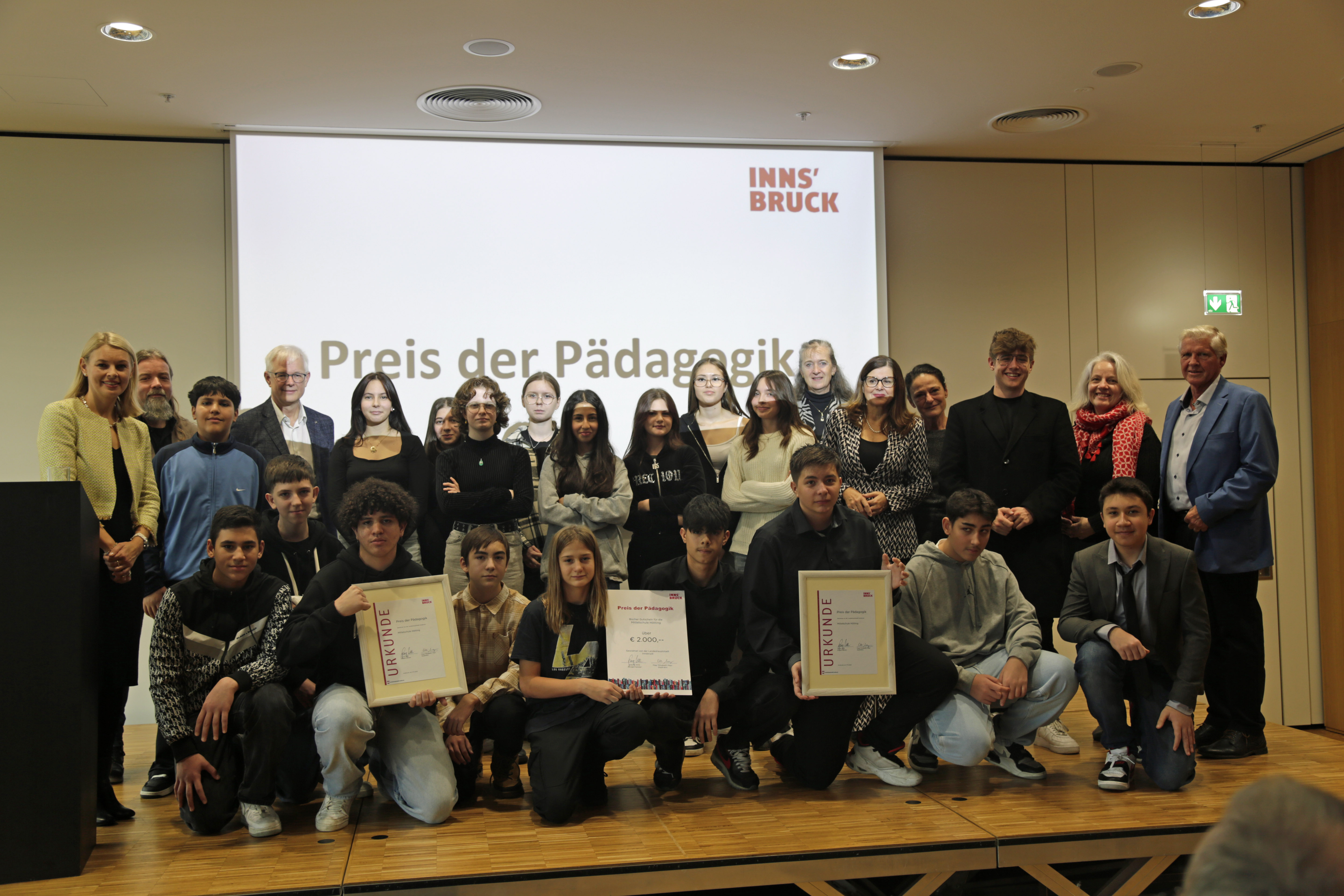 Die Mittelschule Hötting präsentierte ihr Projekt „Chemie im Aquarium“, das den Einfluss des Menschen auf ein Ökosystem darstellt und fächerübergreifend und lebensnah Lerneffekte vermittelt sowie soziale Kompetenzen stärkt.