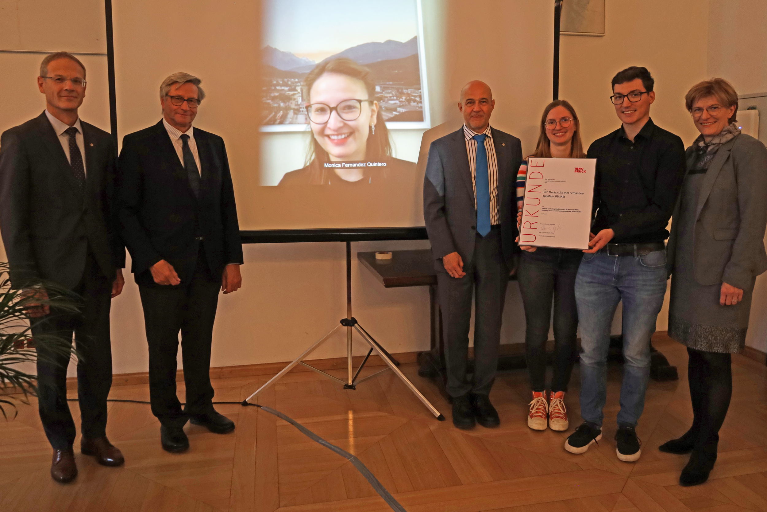 Senatsvorsitzender Walter Obwexer, Reinhard Schretter (Vorsitzender des Universitätsrates), Preisträgerin Monica Lisa Ines Fernandez Quintero (wurde online aus San Diego zugeschaltet), Gregor Weihs (Vizerektor für Forschung), Anna-Lena Fischer und Janik Kokot (nahmen die Auszeichnung stellvertretend entgegen) und Stadträtin Christine Oppitz-Plörer.