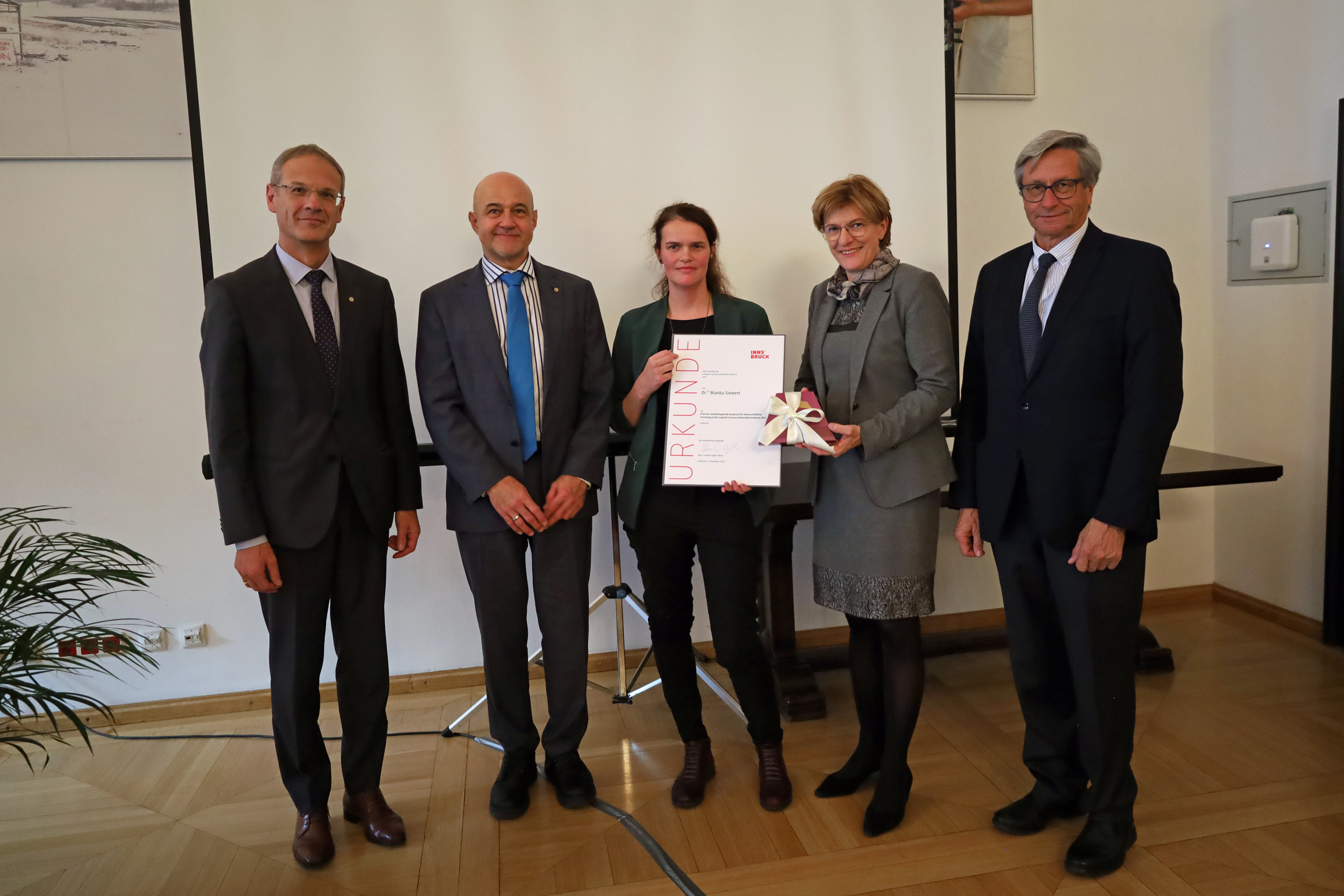 Senatsvorsitzender Walter Obwexer, Gregor Weihs (Vizerektor für Forschung), Preisträgerin Bianka Siewert, Stadträtin Christine Oppitz-Plörer und Reinhard Schretter (Vorsitzender des Universitätsrates).