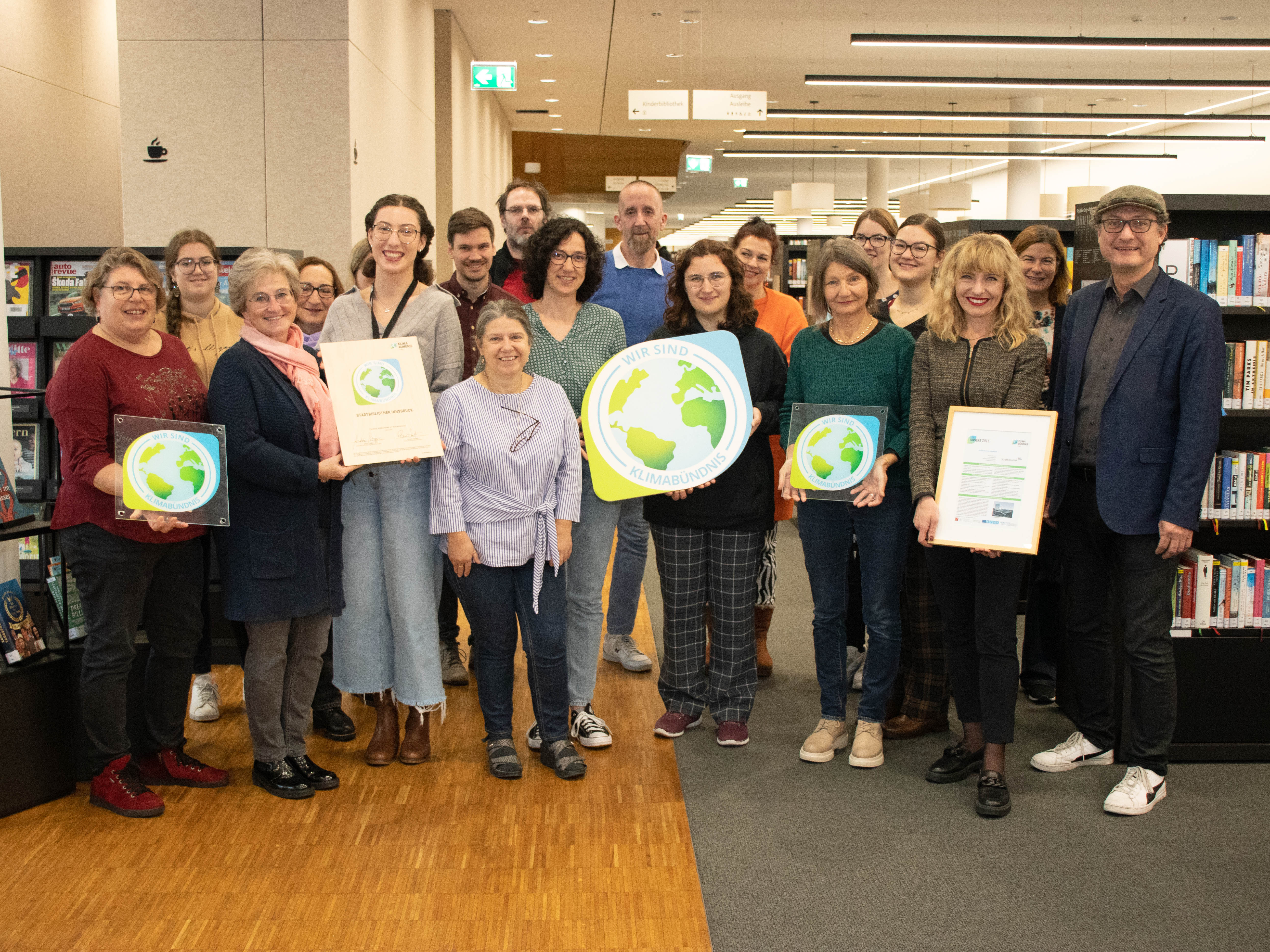 Nachhaltigkeit liegt dem Team der Stadtbibliothek Innsbruck am Herzen: Im Bild mit Stadträtin Uschi Schwarzl (vorne, 3. v.r.), Kulturamtsleiterin Isabelle Brandauer (vorne, 2. v.r.) und Andrä Stigger (GF Klimabündnis Tirol, 1. v.r.).
