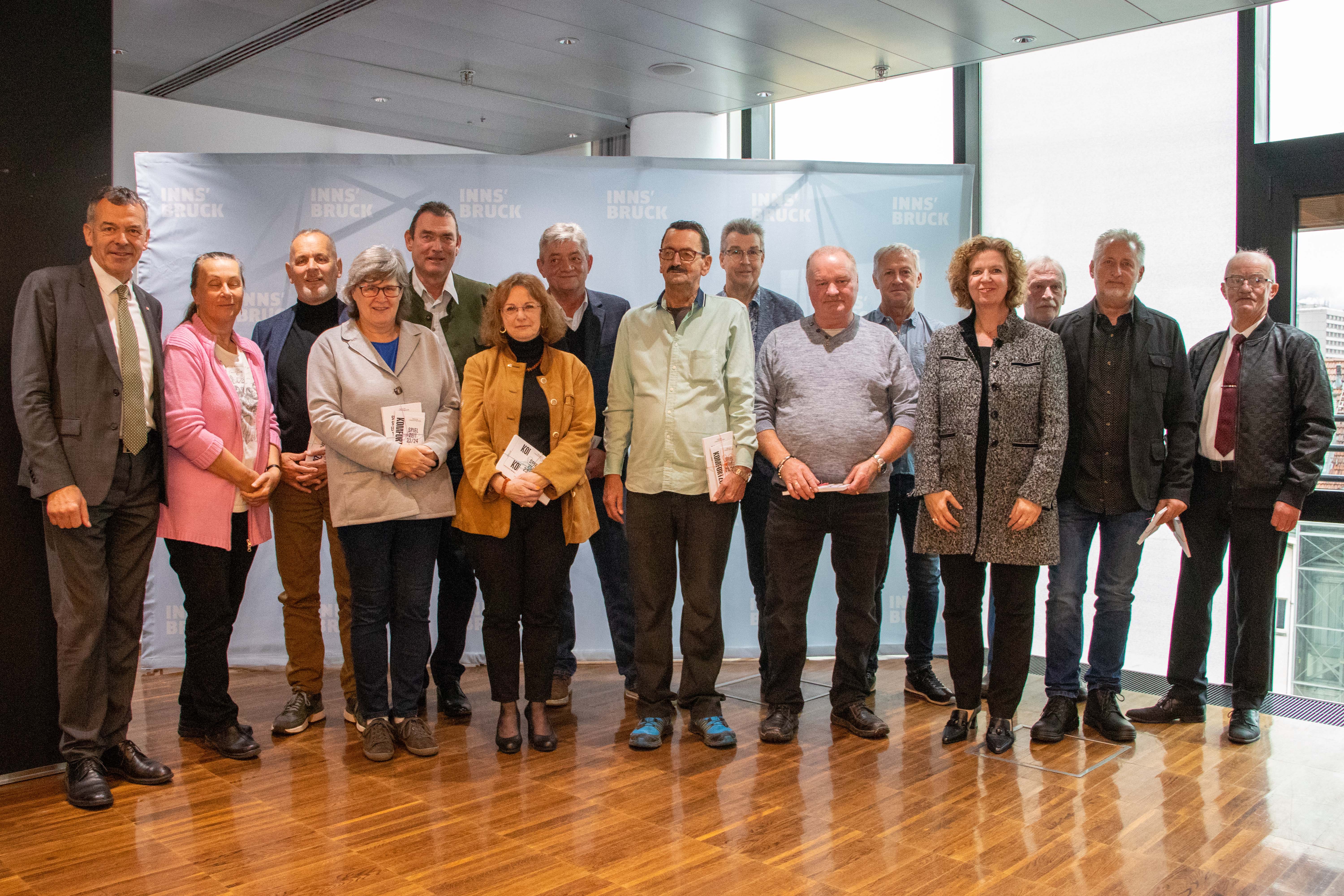 Kürzlich feierten städtische Bedienstete ihr 40- bzw. 25-jähriges Dienstjubiläum. Dazu gratulierten Bürgermeister Georg Willi, Magistratsdirektorin Gabriela Herlitschka sowie die Obfrau der Zentralen Personalvertretung, Sabine Steffan. Außerdem wurden auch städtische MitarbeiterInnen in den wohlverdienten Ruhestand verabschiedet. Bürgermeister Willi erwähnte, dass Menschen mit jahrzehntelanger Erfahrung bei einen Unternehmen, auch im öffentlichen Dienst, zunehmend die Ausnahme darstellen. Damit geht auch viel Wissen verloren. Diese Herausforderung gilt es in Zukunft anzunehmen.