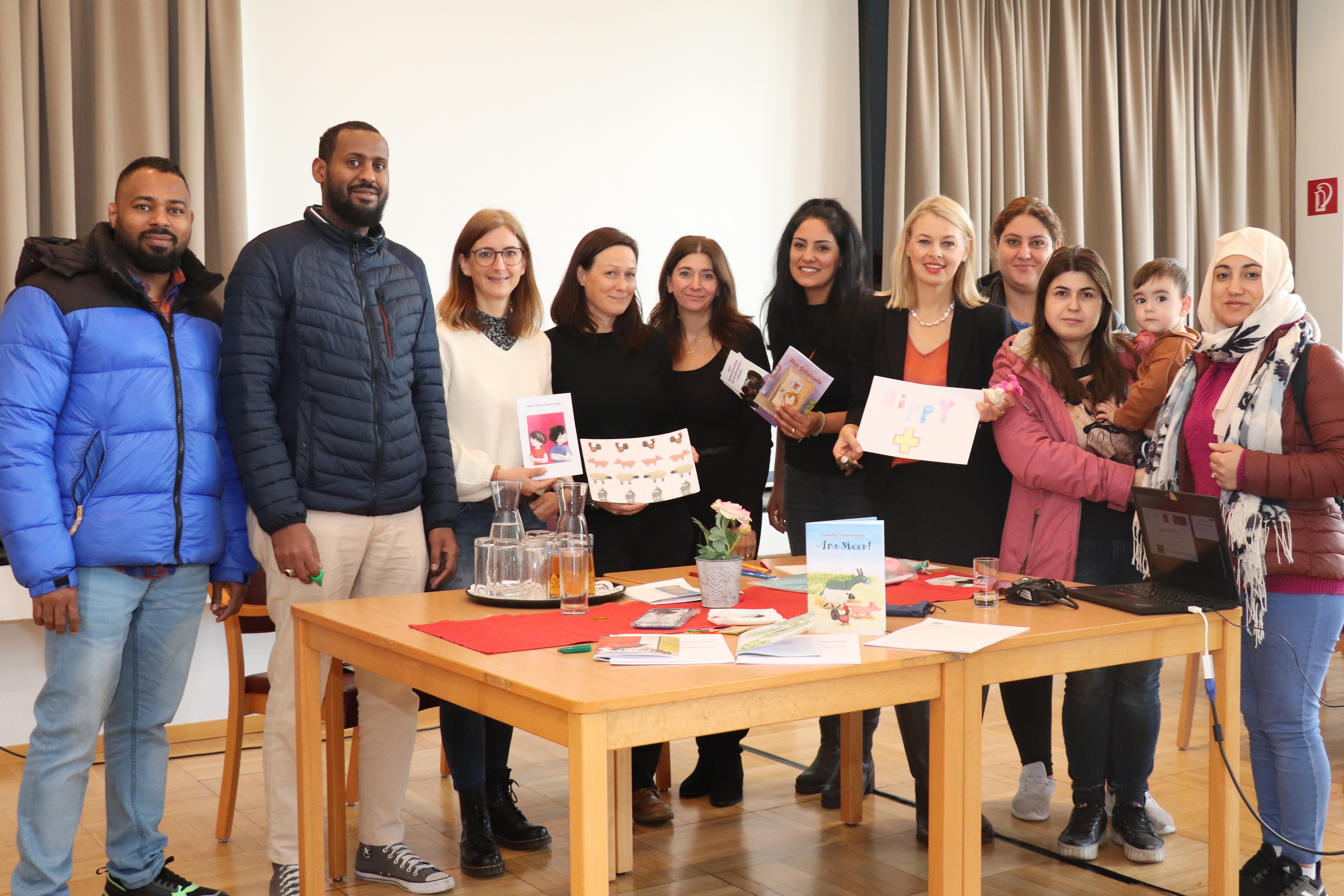 Der Kindergarten Siegmairstraße bietet ab sofort ein Sprachförderungsprogramm für Familien an: Im Bild interessierte Eltern mit Stadträtin Elisabeth Mayr (5. v.r.), Alice Aschauer (Leiterin Kindergarten Siegmairstraße, 3. v.l.), Johanna Brix (Pädagogische Personalorganisation, Stadt Innsbruck, 4. v.l.), Gülsah Türkes (Mitarbeiterin HIPPYplus, 5. v.l.) und Özlem Yağmur (Koordinatorin HIPPYplus Tirol, 6. v.l.).