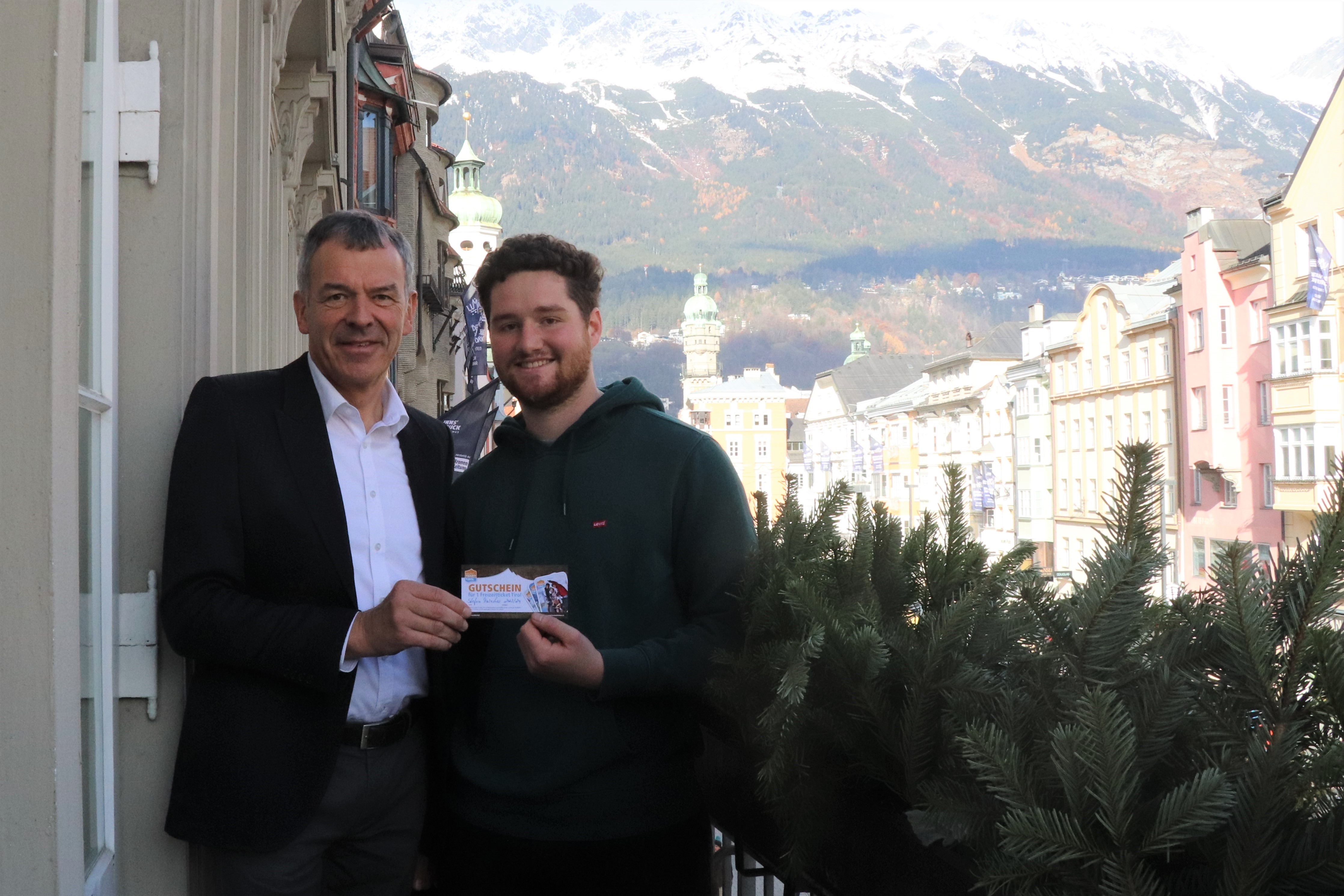 Bei der jährlichen ERASMUS Student Welcome Party für Erstsemestrige der Universität Innsbruck wurden auch heuer wieder begehrte Preise verlost. Über 4.000 Studierende feierten gemeinsam im Congress Innsbruck ihren Start ins Studium. Der glückliche Gewinner des ersten Preises, Stefan Maiacher, holte sich sein Freizeitticket Tirol, rechtzeitig vor dem ersten Schneefall direkt beim Bürgermeister ab. Mit dem Freizeitticket kann man für 365 Tage nicht nur Sport und Action beim Skifahren, Snowboarden, Rodeln, Wandern oder Schwimmen, sondern auch beim Besuch im Museum Kultur genießen.