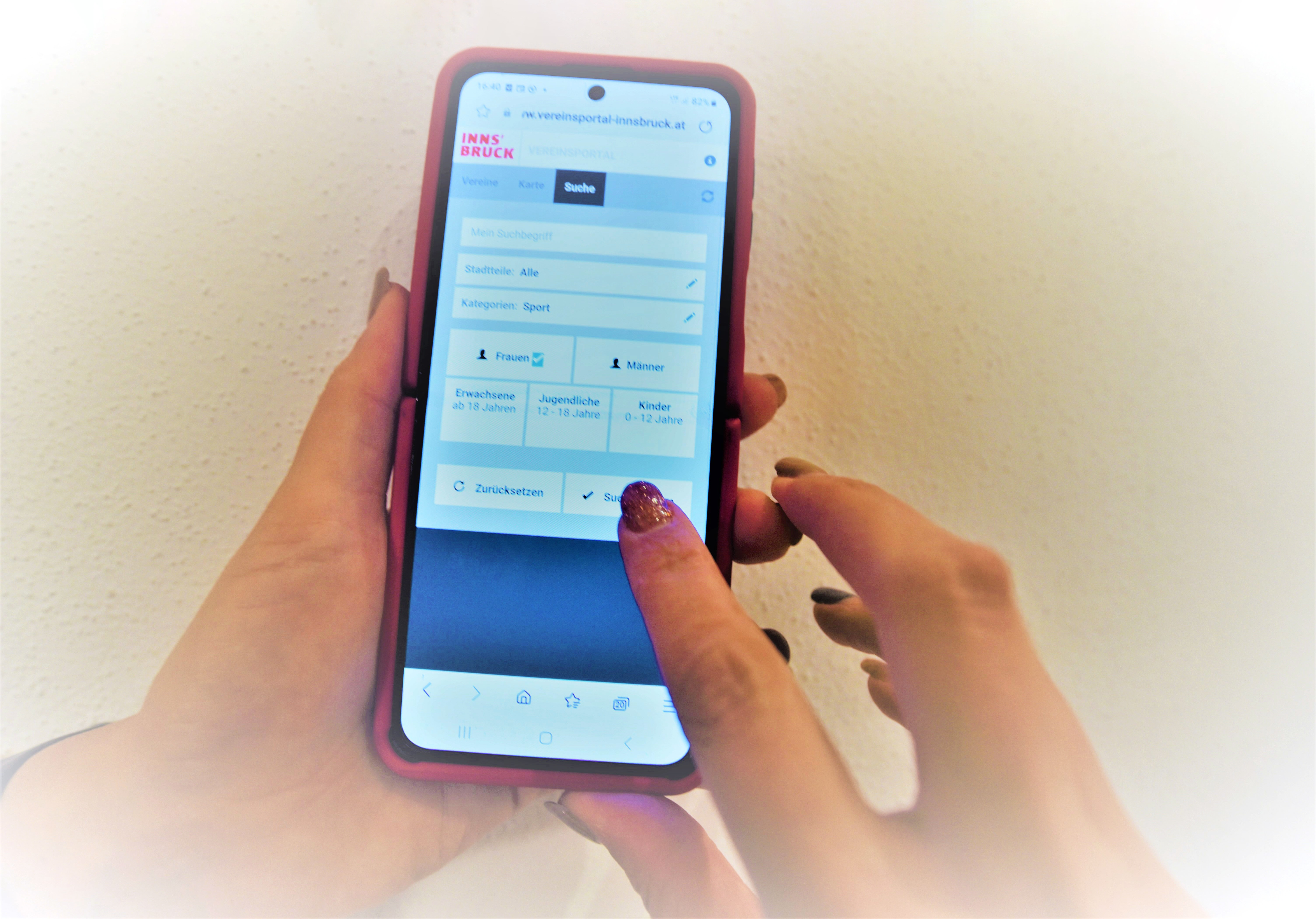 Sich als Verein rund um gemeinsame Interessen und Ziele zu organisieren, hat lange Tradition  – Von der Antike über das Mittelalter mit einer wahren Explosion während der Aufklärung bis zu unserer digitalisierten Welt. Natürlich kann man das Vereinsportal auch mittels Smartphone nutzen.