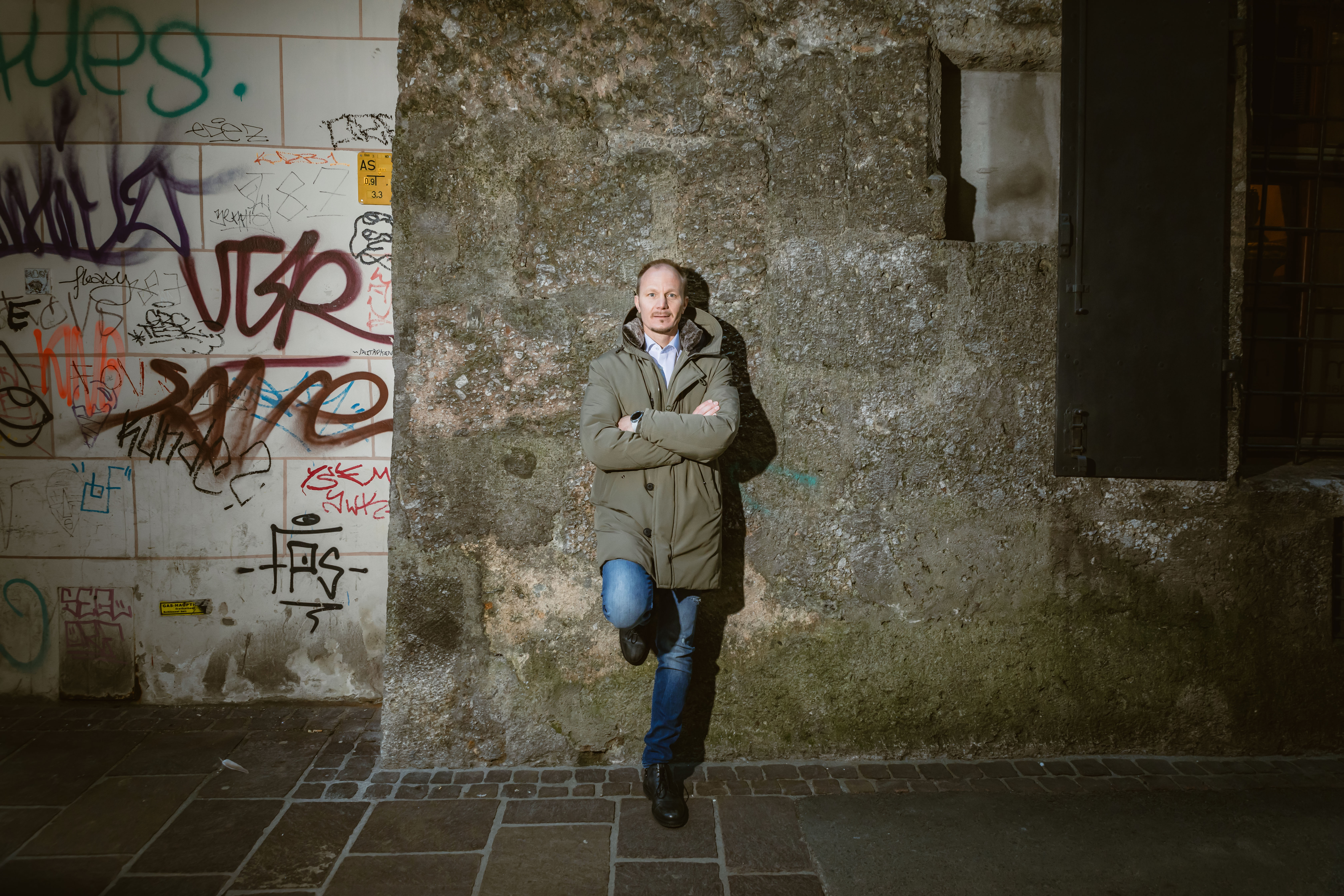 Vizebürgermeister Johannes Anzengruber in der Innsbrucker Altstadt: „Dank der Kooperation mit Innsbruck Tourismus können wir hier erfolgreich laufend Reinigungsarbeiten durchführen“