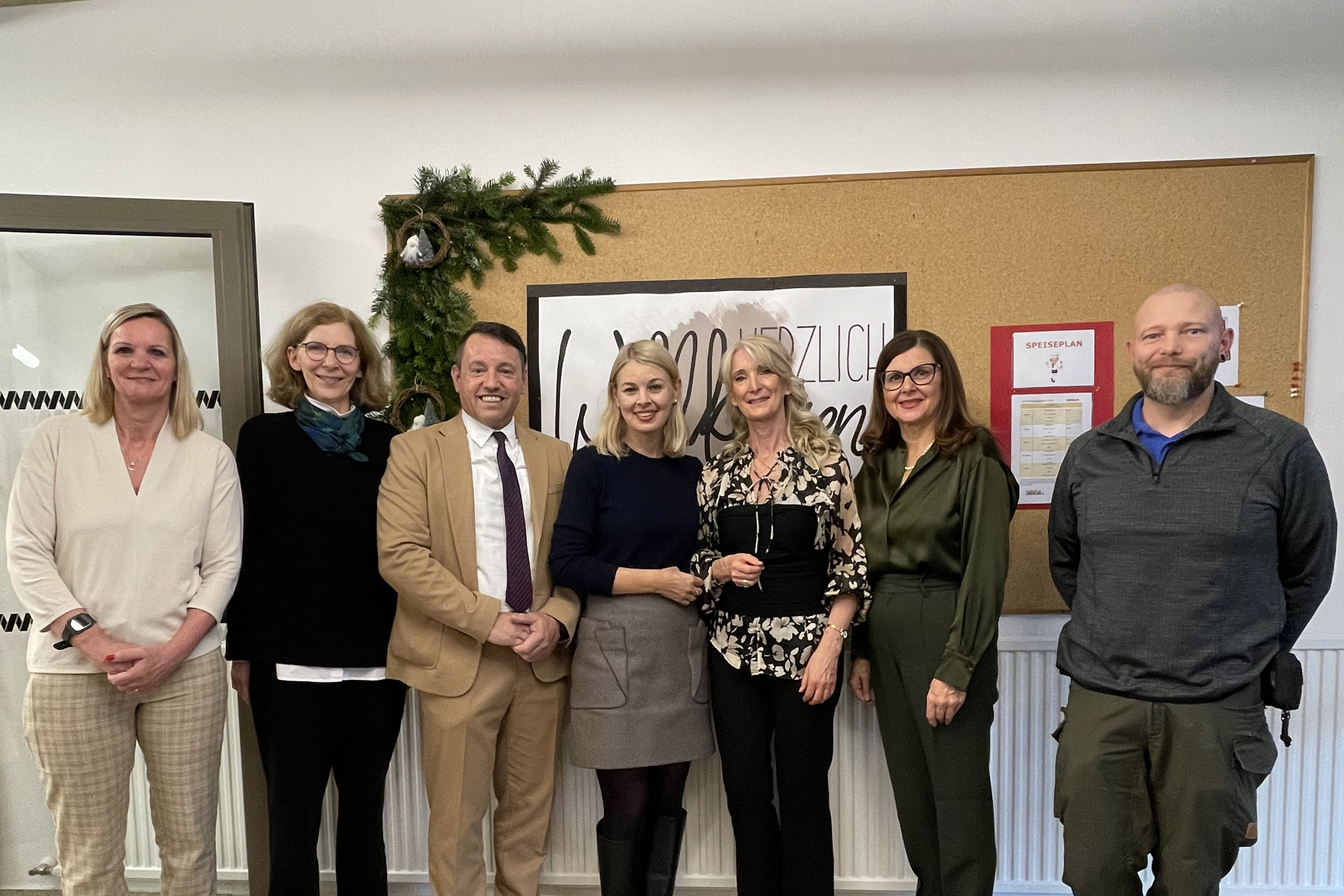 Die Freude im Kindergarten in der Au ist groß: Edith Wieser, Martina Zabernig (Amt für Kinder, Jugend und Generationen), IIG-Geschäftsführer Franz Danler, Stadträtin Elisabeth Mayr, Kindergarten-Leiterin Birgit Warger, Gemeinderätin Brigitte Berchtold und Schulwart Richard Mathoi.