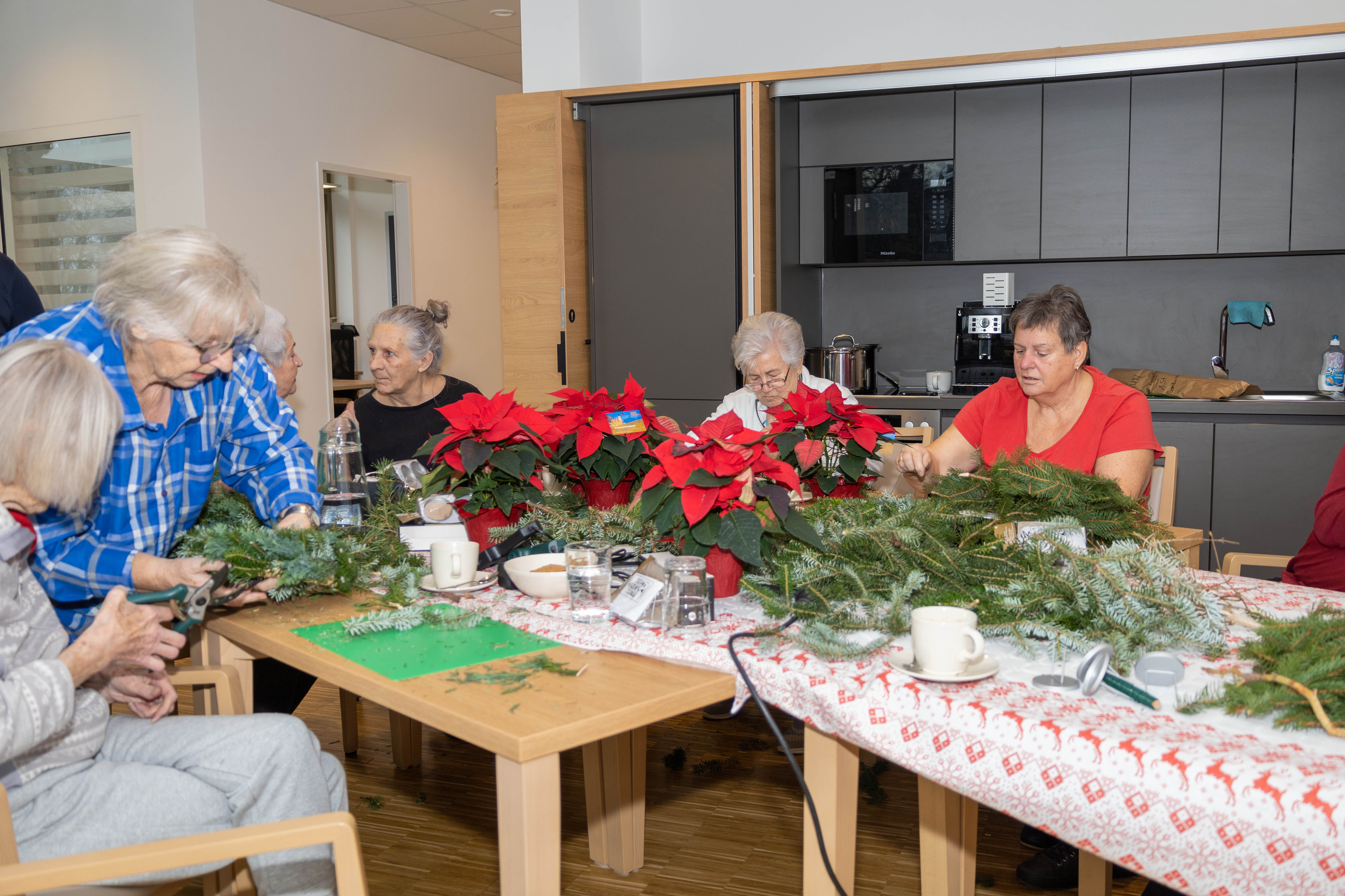 Bei den BewohnerInnen stand am Vormittag das Basteln von Adventkränzen auf dem Programm.