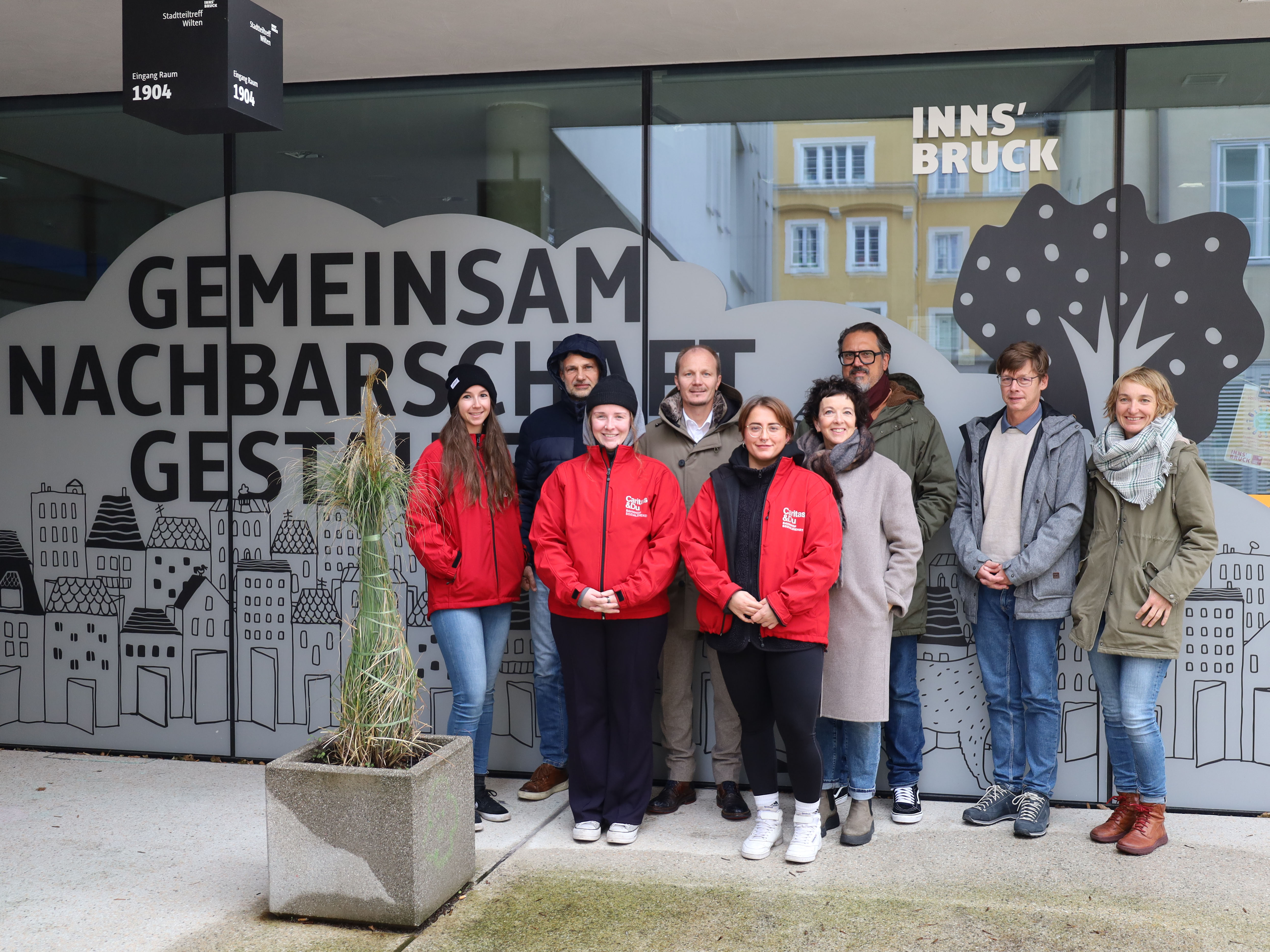 Vizebürgermeister Johannes Anzengruber (3.v.r.) freut sich gemeinsam mit den Caritas-MitarbeiterInnen Julia Erharter, Jürgen Gschnell, Bernadette Breitfuss und Anna Kröss, den VertreterInnen des Wirtschaftsvereins Wilten Barbara Wachter und Adi Rauscher, Wolfgang Sparber (Caritas) und Maria Habernig-Fecht (ISD-Stadtteiltreff Wilten) über das erfolgreiche Projekt.