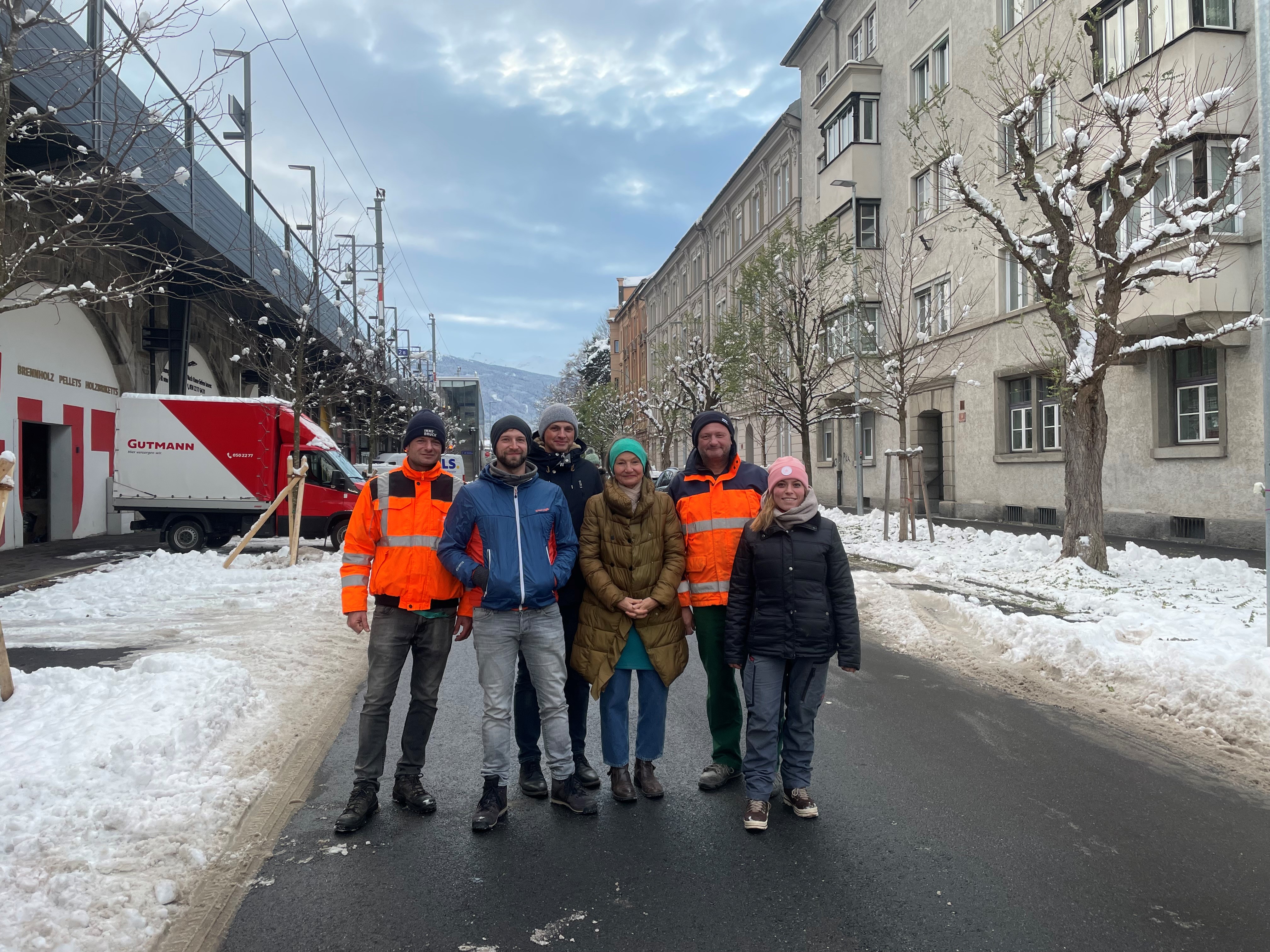 Alles neu in der Ing.-Etzel-Straße: v.l. Markus Peer, Ricardo Leuschel (Amt für Grünanlagen), Florian Wolf (Amt für Tiefbau), Stadträtin Uschi Schwarzl, Reinhold Gasstler, Katharina Fischer.