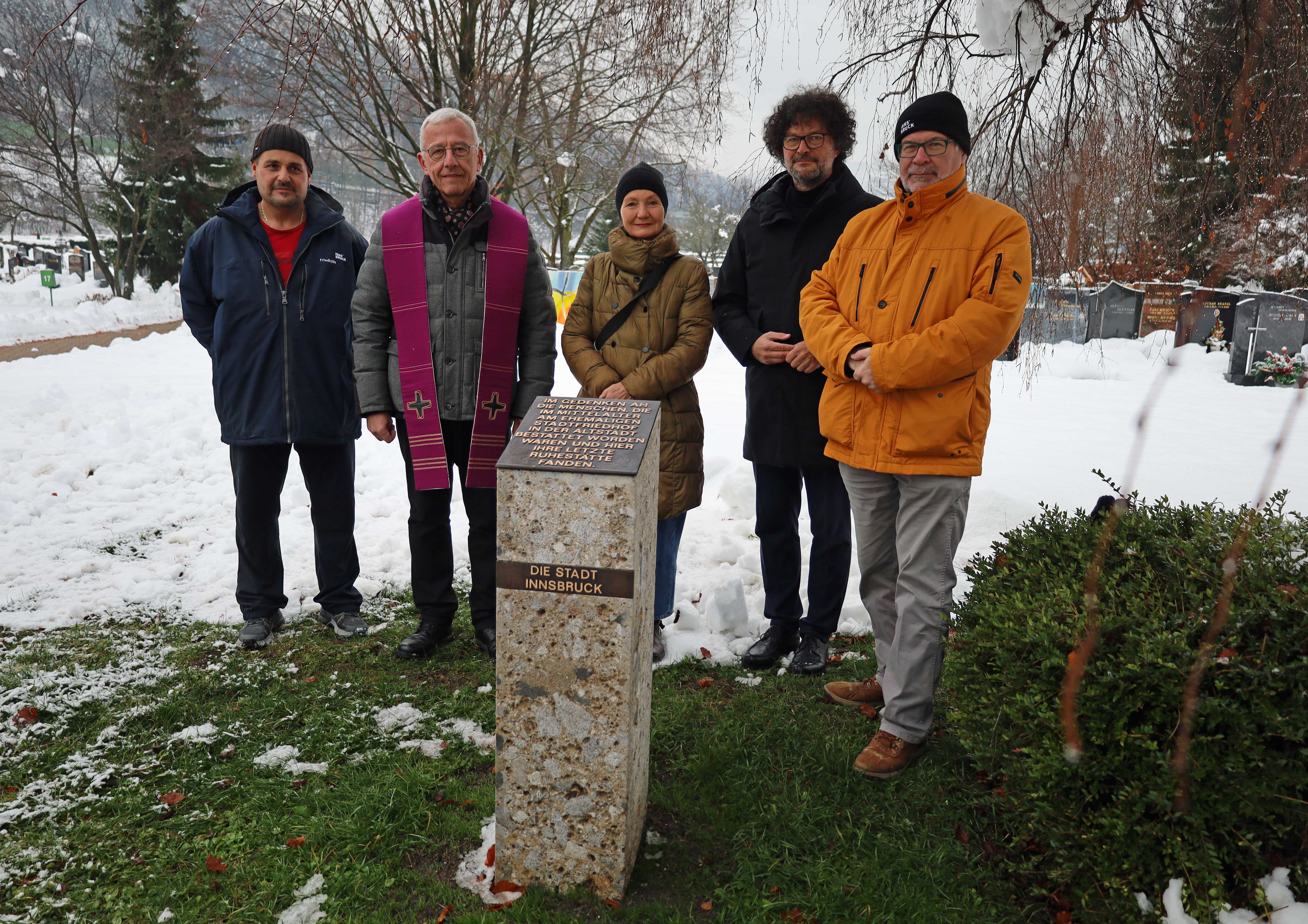 Letzte friedliche Ruhestätte am Ostfriedhof für Gebeine vom Domplatz: Stadträtin Uschi Schwarzl, Dompropst Florian Huber, Thomas Pühringer (IKB-Vorstand, 2. v.r.), Referatsleiter Alexander Legniti (1. v.r.) und Simon Kalkan (Friedhöfe, 1. v.l.).