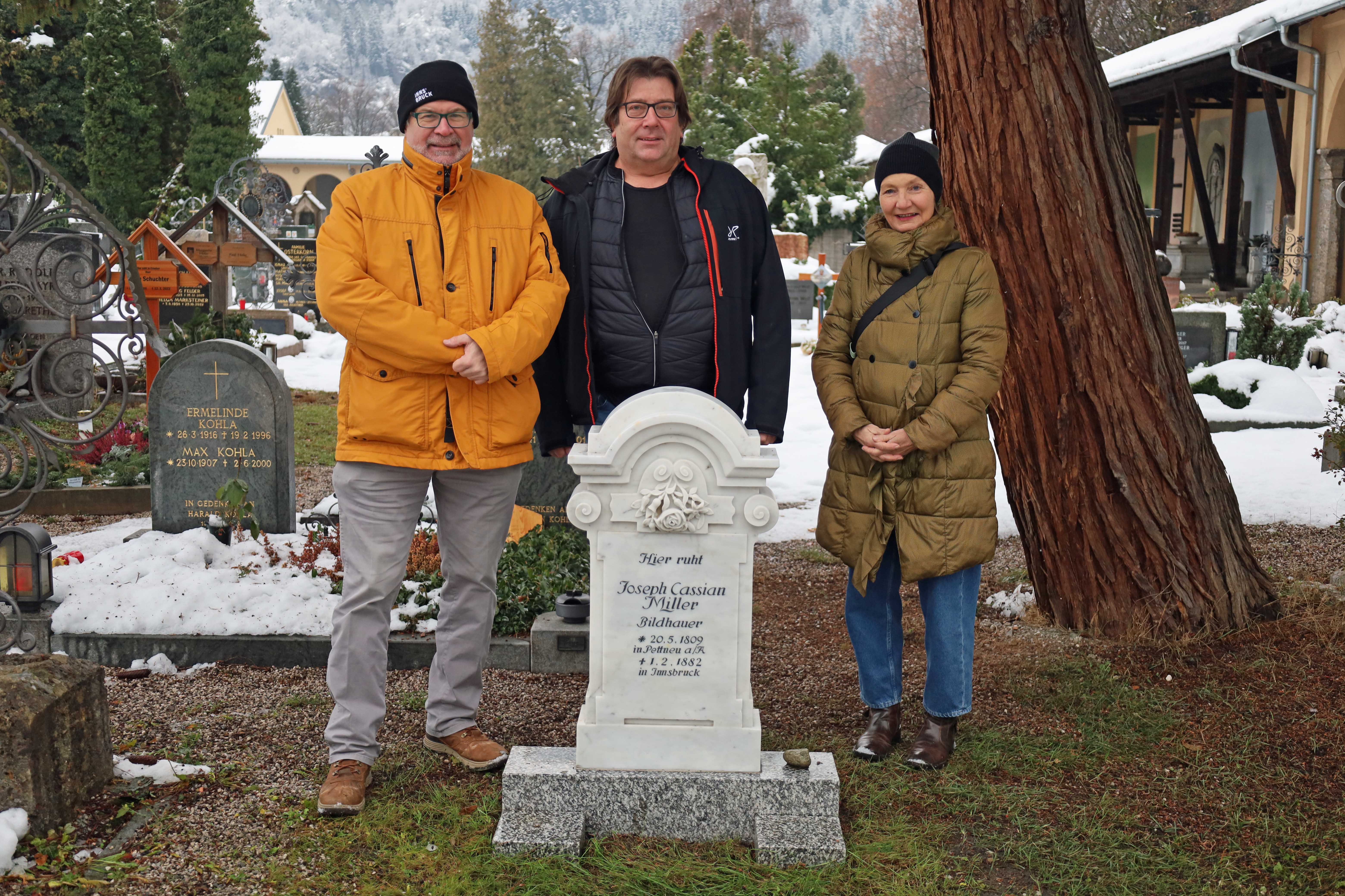 Kunstvoller Grabstein am Westfriedhof für den Bildhauer Joseph Cassian Miller: Stadträtin Uschi Schwarzl, Manfred Miller, der Enkel des Künstlers, und Referatsleiter Alexander Legniti.
