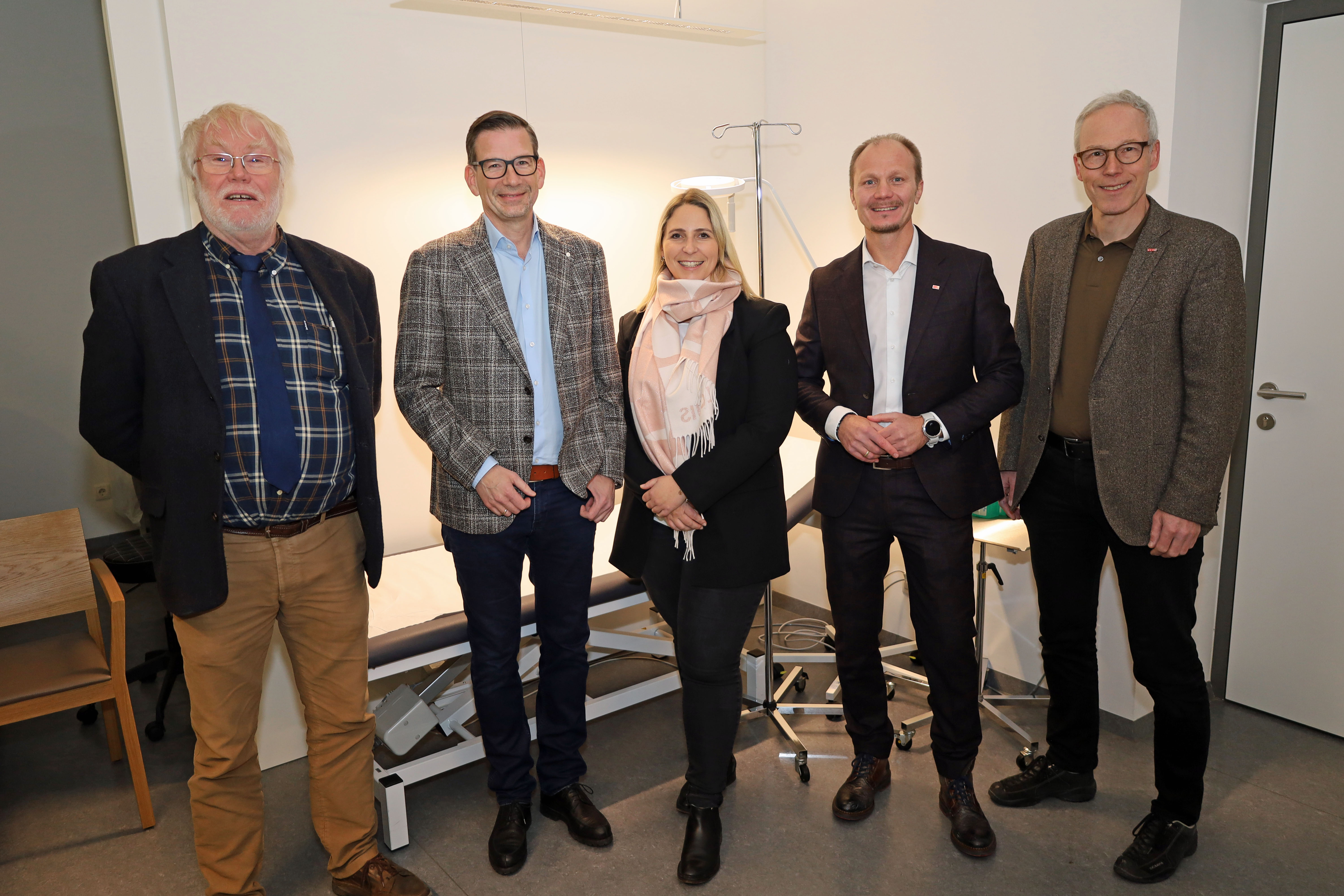 Freuen sich über die verbesserte medizinische Ausstattung des ärztlichen Notdienstes: Amtsarzt Hans-Peter Rammer (Stadtphysikus), Stefan Kastner (Präsident Ärztekammer Tirol), Caroline Braunhofer (Referentin Funkbereitschaftsdienst),Vizebürgermeister Johannes Anzengruber und Bernhard Achatz (Vorsitzender des Landesstellenausschusses Tirol - ÖGK).